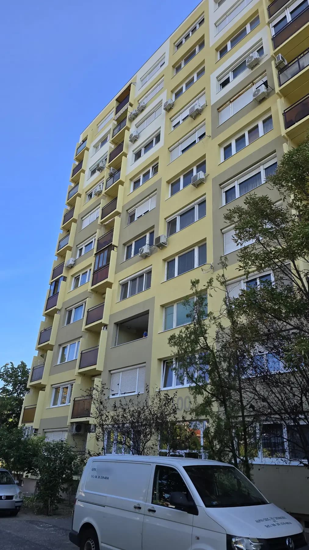 A felújított társasház homlokzata – Ady Endre utca 100–104., Budapest XX. kerület