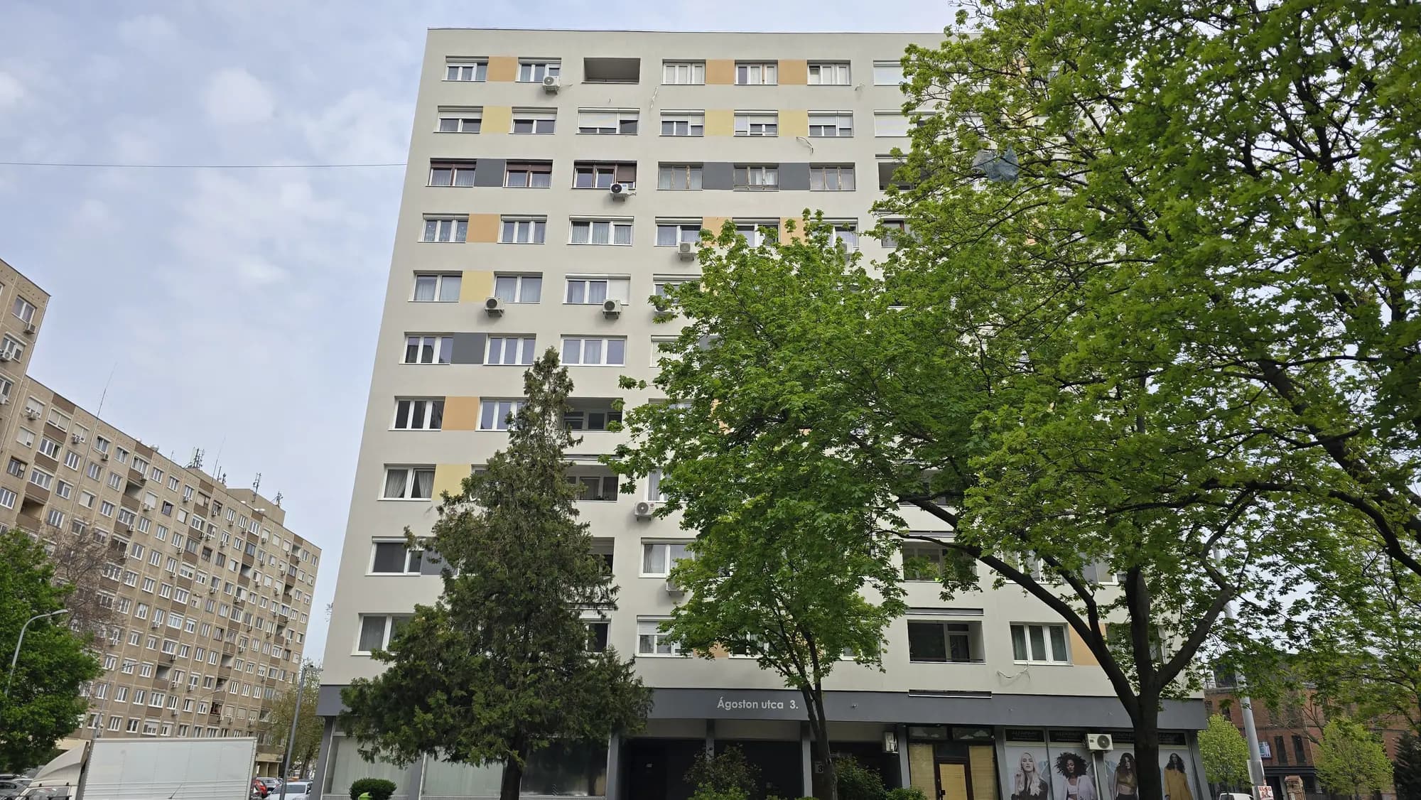 A felújított társasház homlokzata – Ágoston utca 1–3., Budapest III. kerület