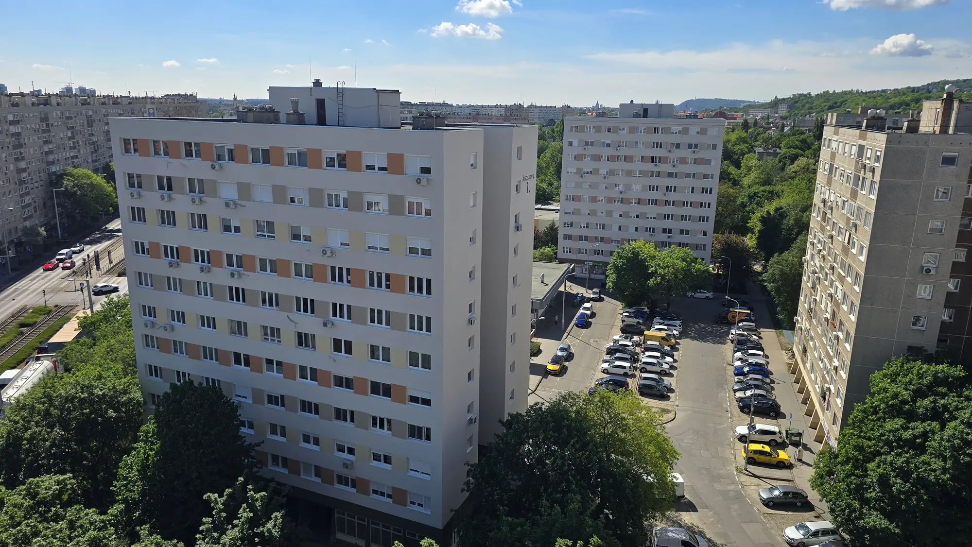 A felújított társasház homlokzata – Ágoston utca 1–3., Budapest III. kerület