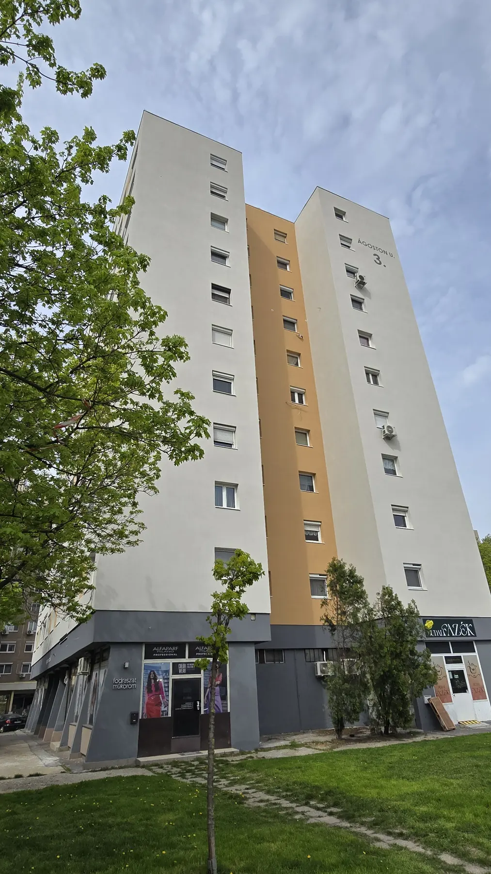 A felújított társasház homlokzata – Ágoston utca 1–3., Budapest III. kerület
