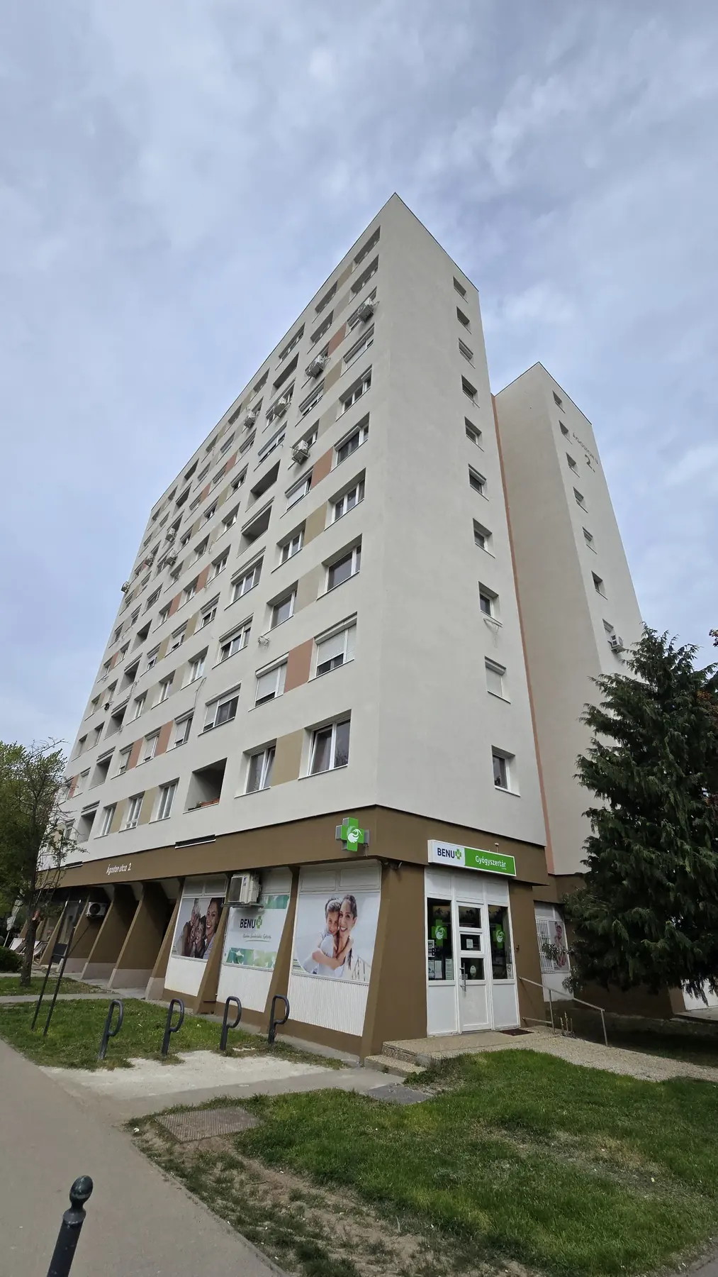 A felújított társasház homlokzata – Ágoston utca 1–3., Budapest III. kerület