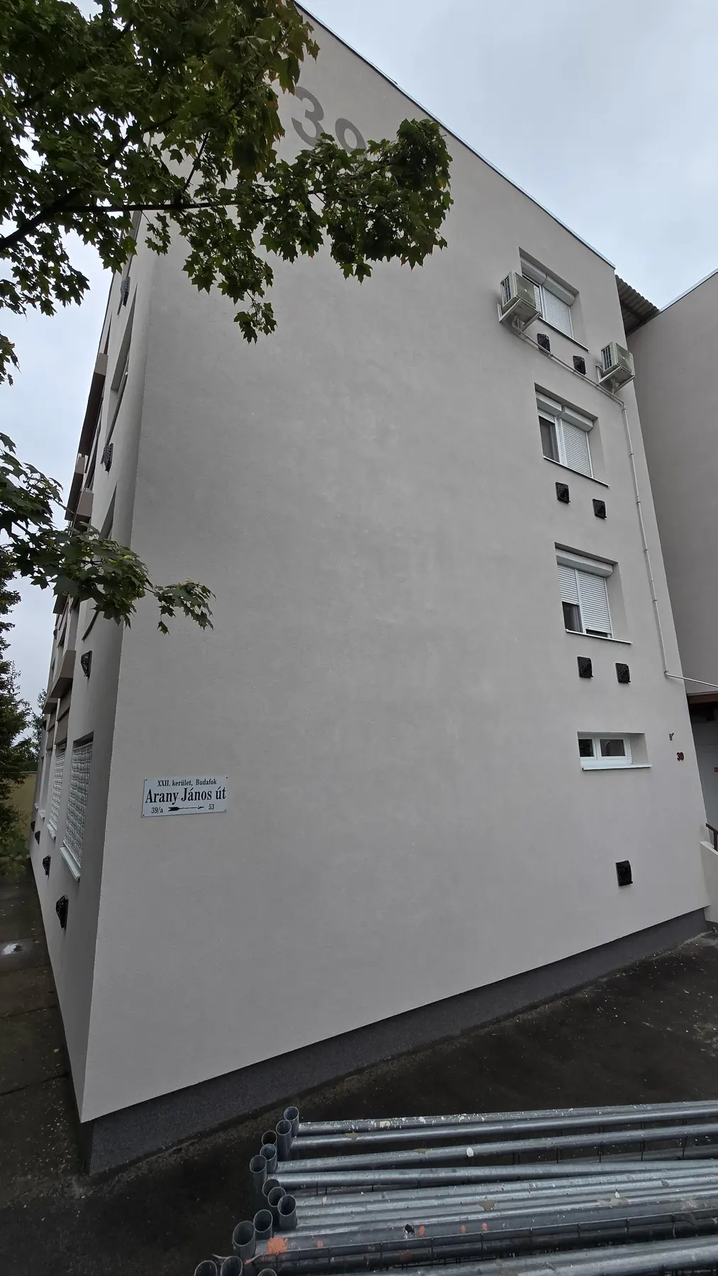 A felújított társasház homlokzata – Arany János utca 39., Budapest XXII. kerület
