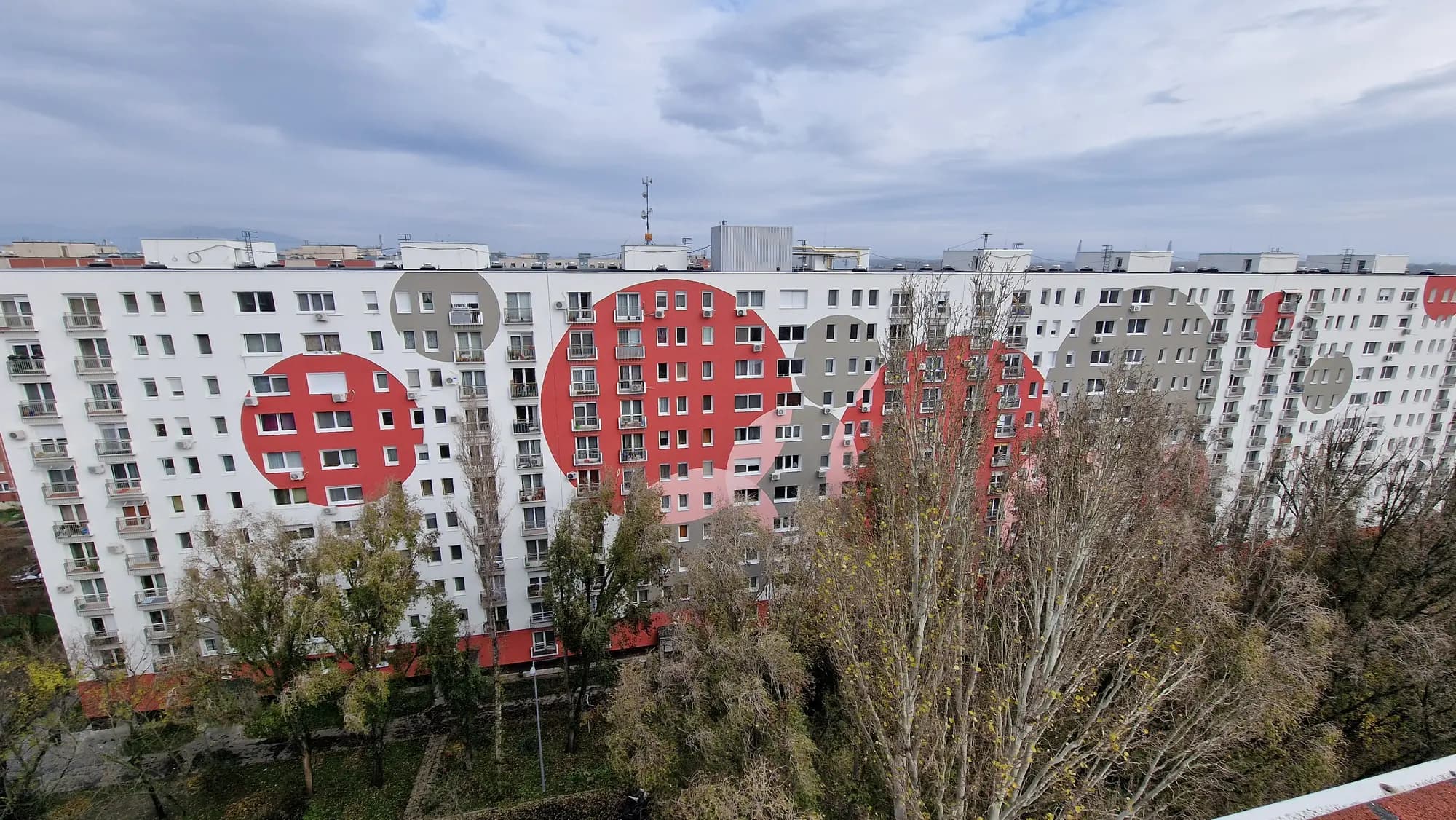A felújított társasház homlokzata – Bálint György utca 5–19., Budapest III. kerület