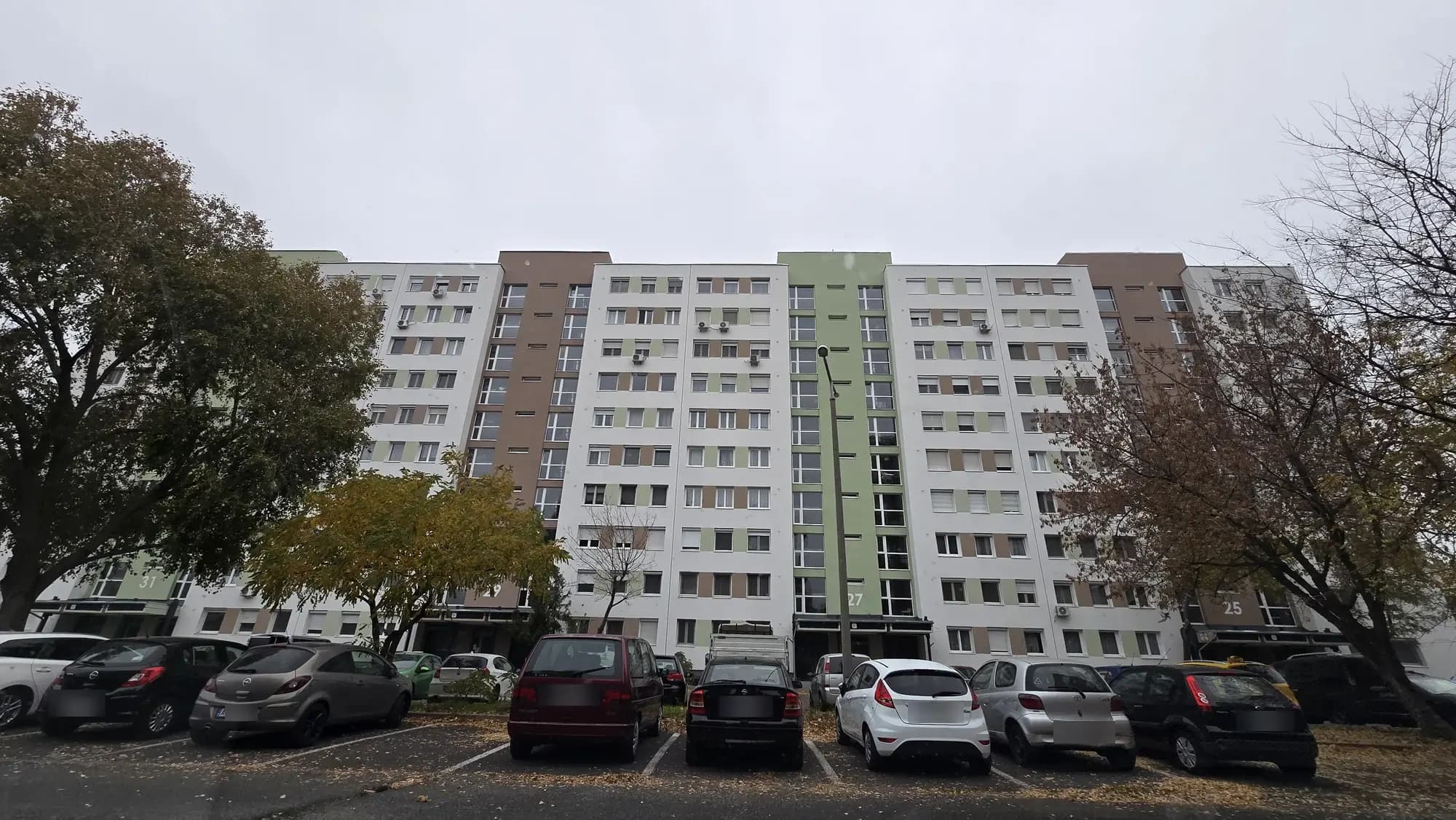 A felújított társasház homlokzata – Baross utca 25–31., Budapest XX. kerület