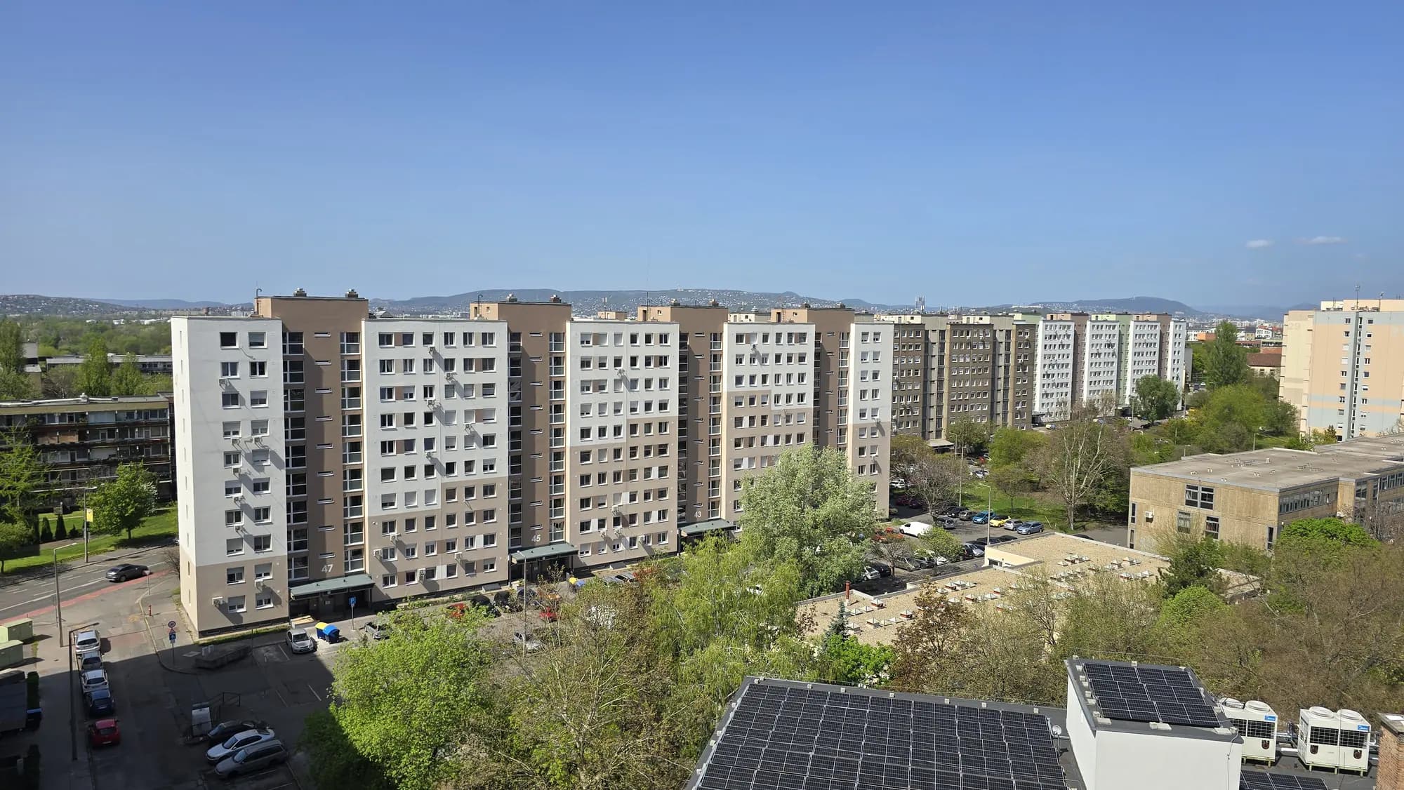 A felújított társasház homlokzata – Baross utca 41–47., Budapest XX. kerület