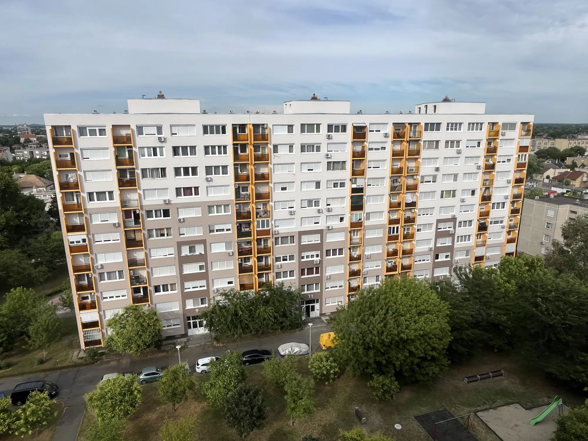A felújított társasház homlokzata – Berkenye sétány 9–13., Budapest XX. kerület