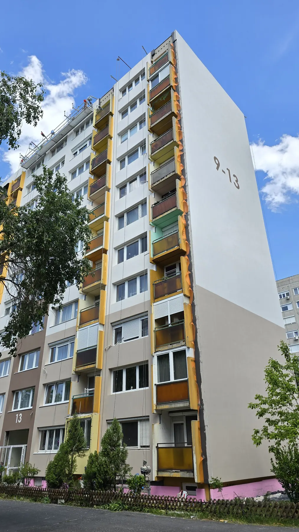 A felújított társasház homlokzata – Berkenye sétány 9–13., Budapest XX. kerület