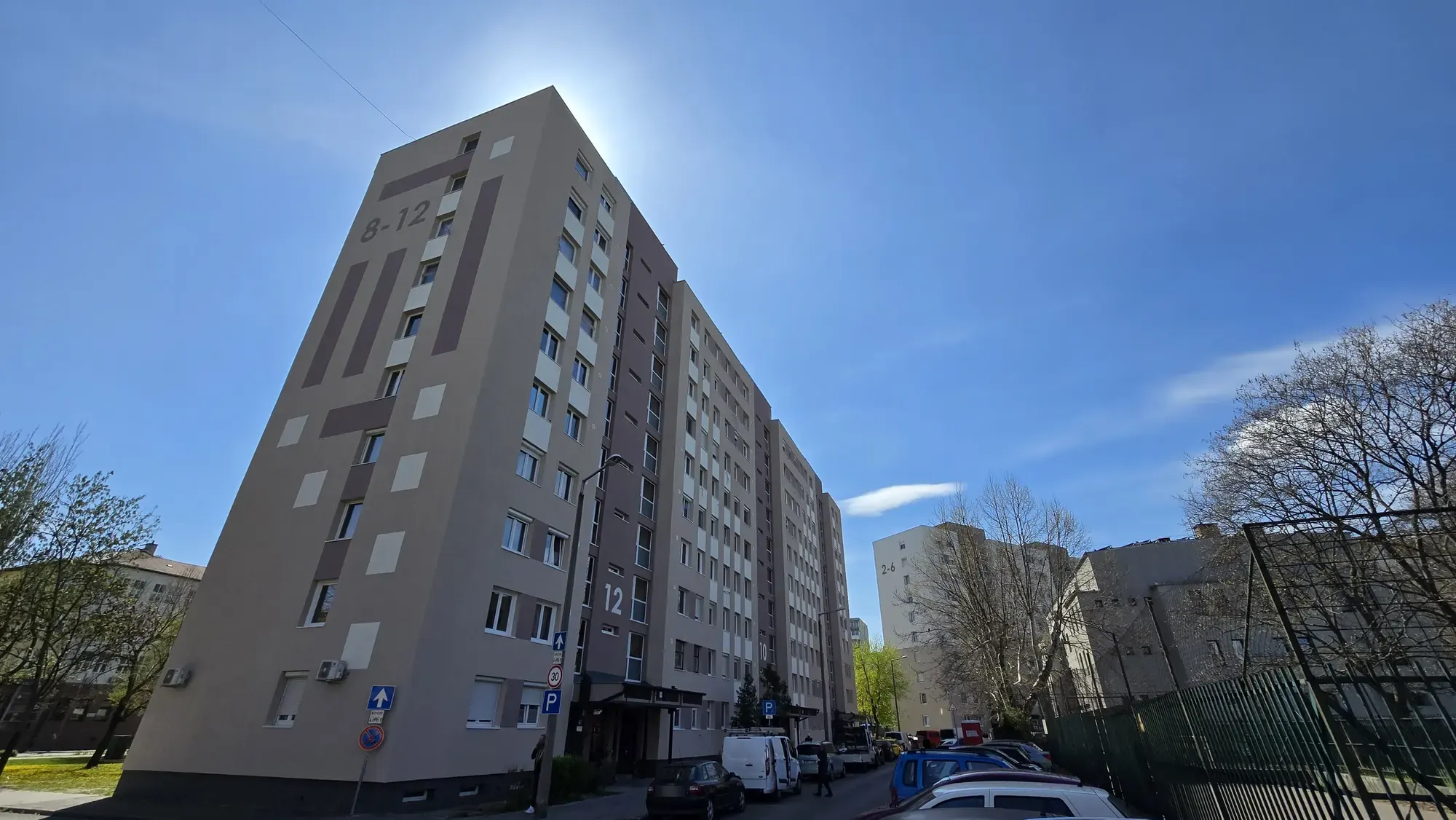 A felújított társasház homlokzata – Bíró Mihály utca 8–14., Budapest XX. kerület