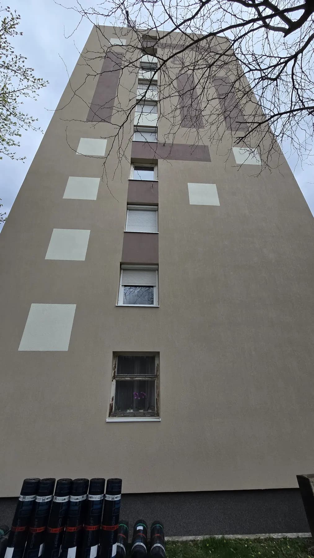 A felújított társasház homlokzata – Bíró Mihály utca 8–14., Budapest XX. kerület
