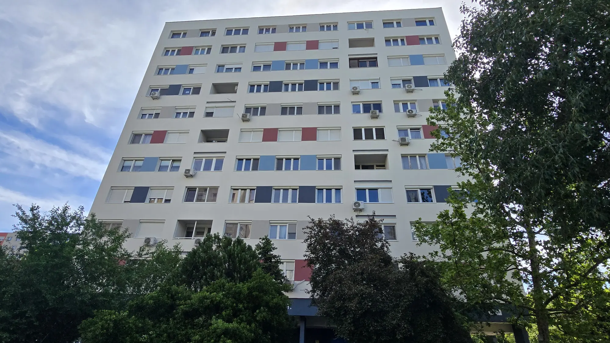 A felújított társasház homlokzata – Boglár utca 1., Budapest III. kerület