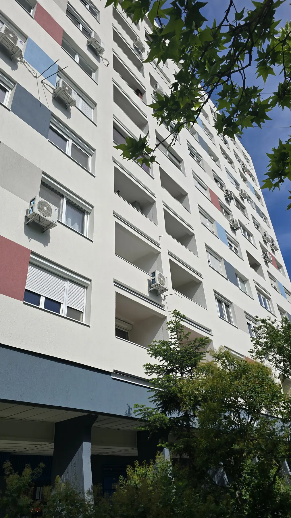 A felújított társasház homlokzata – Boglár utca 1., Budapest III. kerület