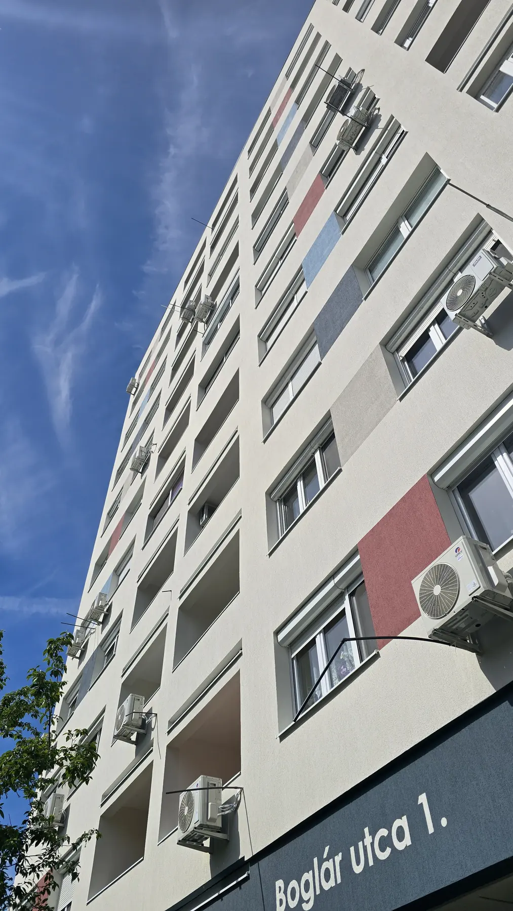 A felújított társasház homlokzata – Boglár utca 1., Budapest III. kerület