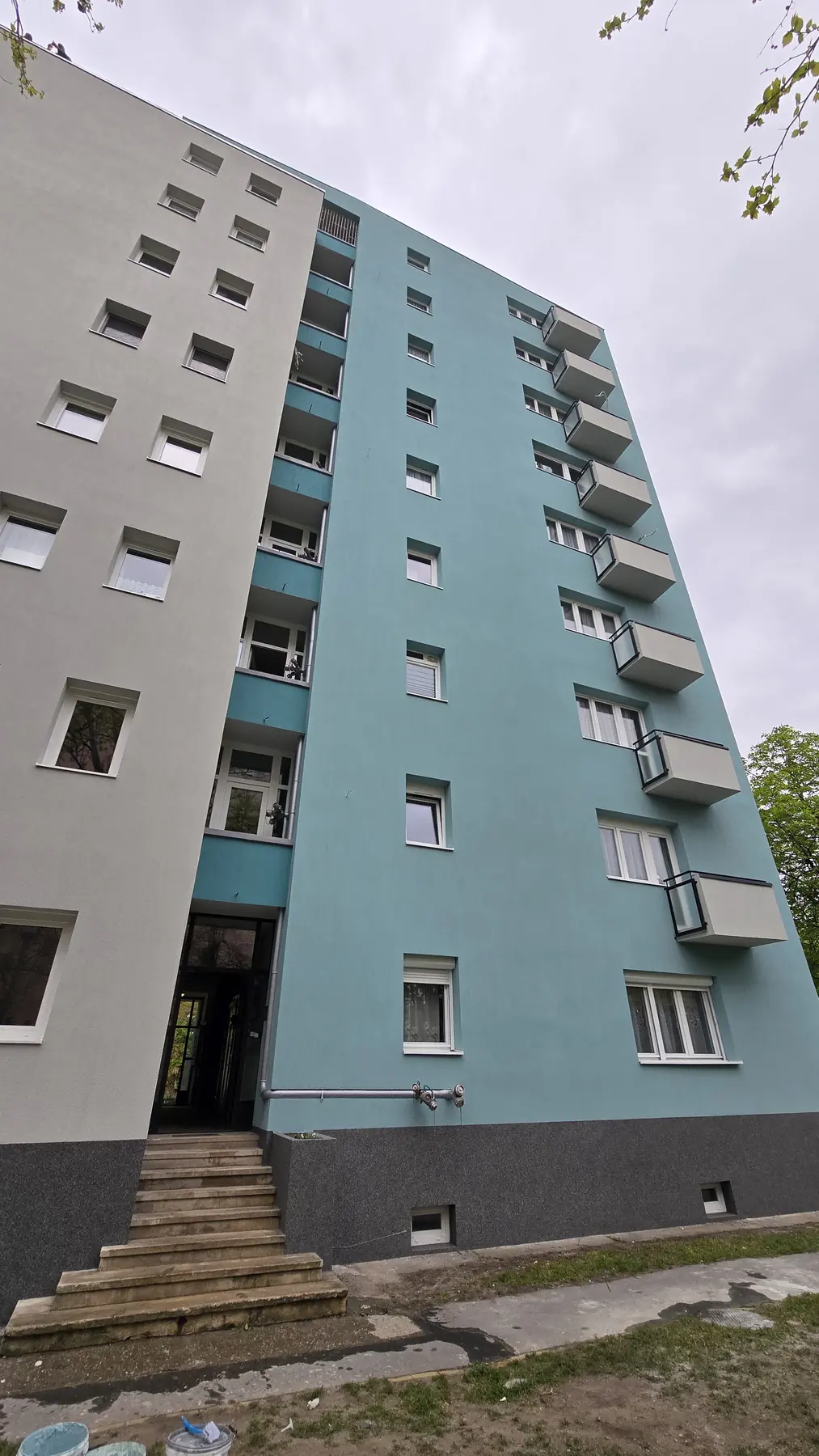 A felújított társasház homlokzata – Csengettyű utca 19., Budapest IX. kerület