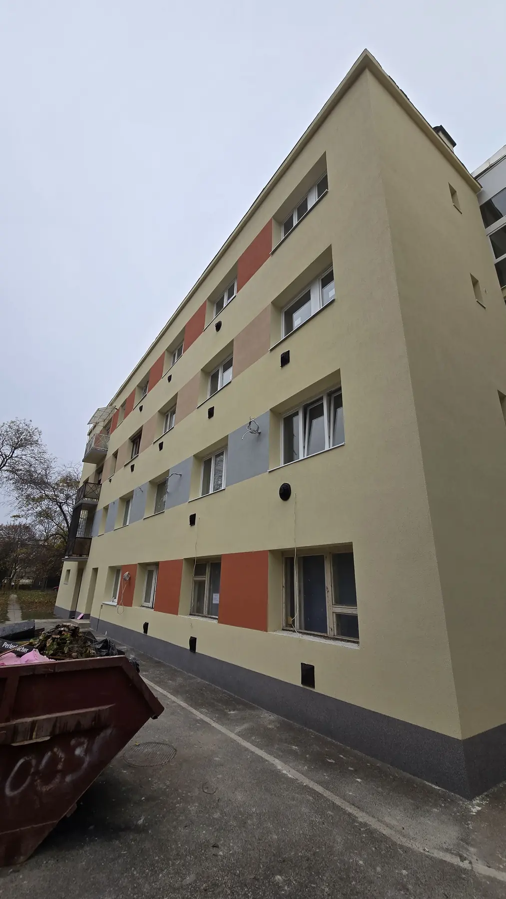 A felújított társasház homlokzata – Dési Huber utca 18., Budapest IX. kerület