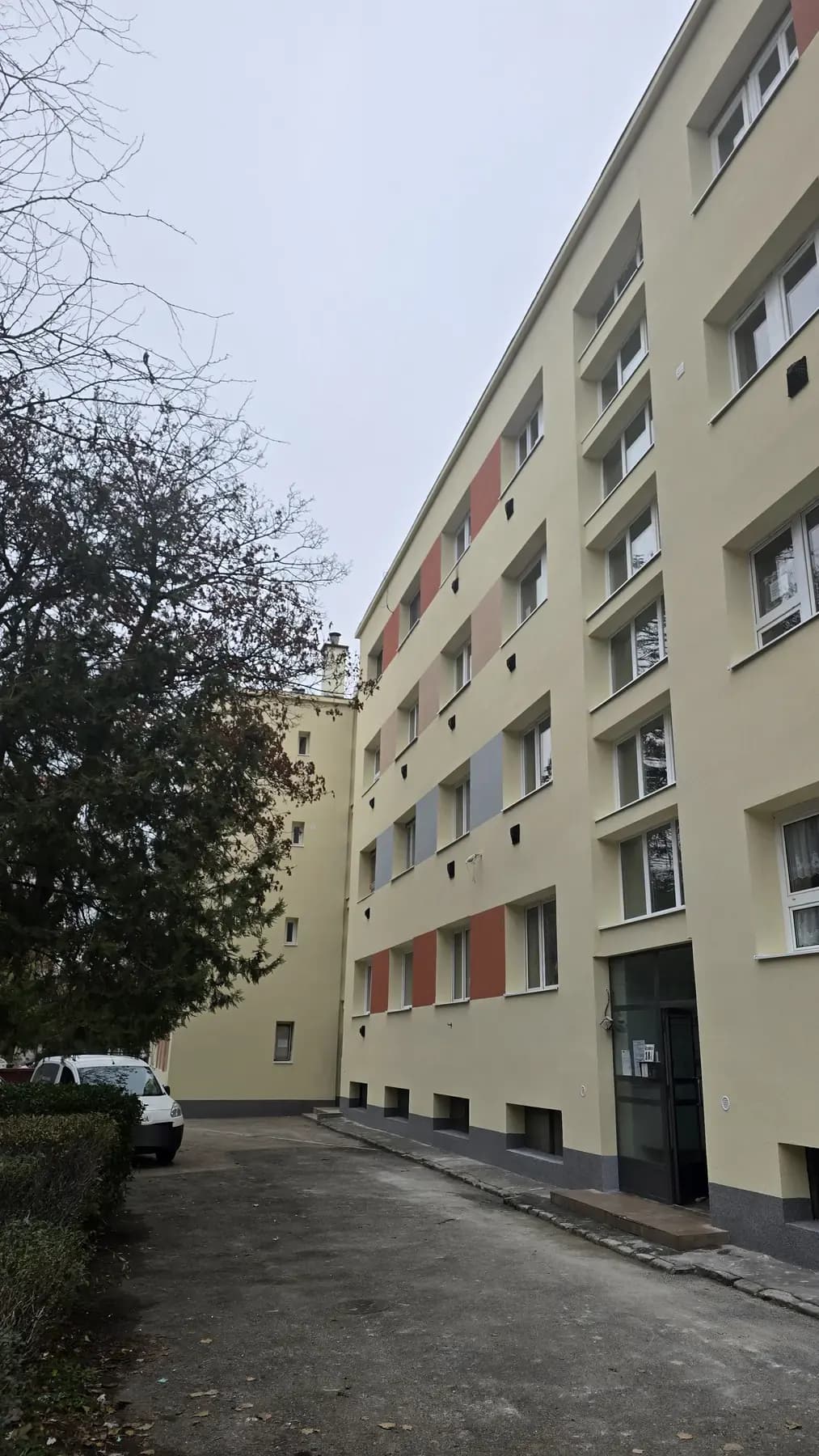 A felújított társasház homlokzata – Dési Huber utca 18., Budapest IX. kerület