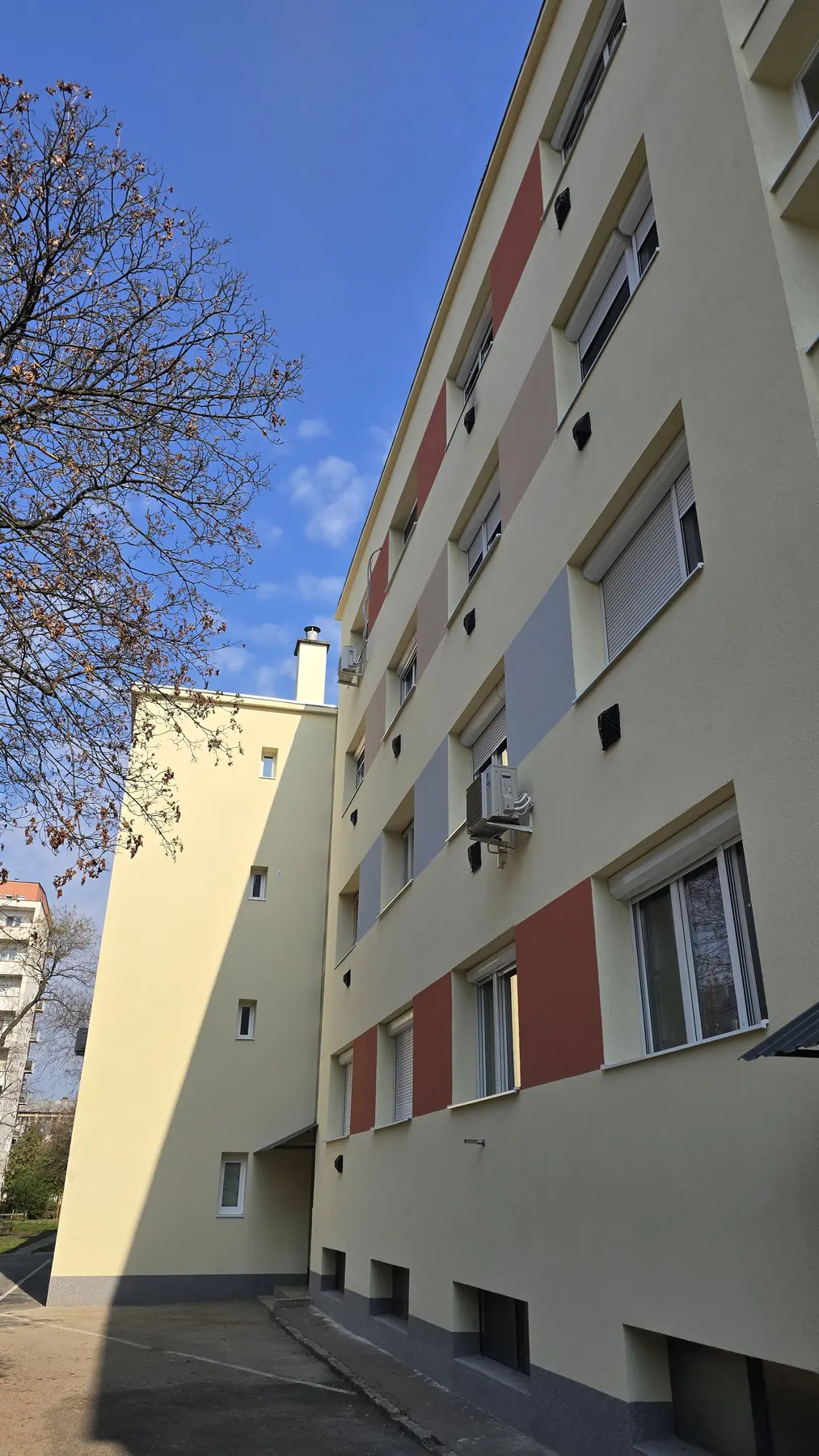 A felújított társasház homlokzata – Dési Huber utca 18., Budapest IX. kerület