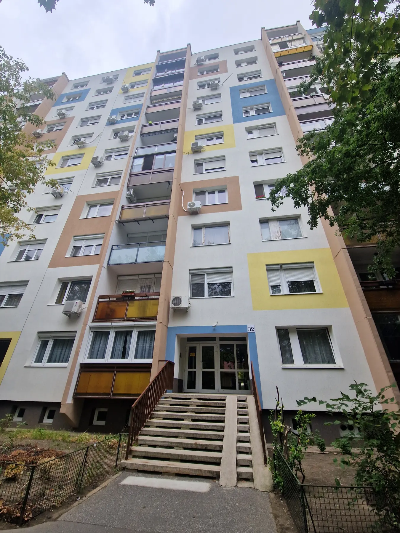 A felújított társasház homlokzata – Erzsébet utca 32–36., Budapest IV. kerület