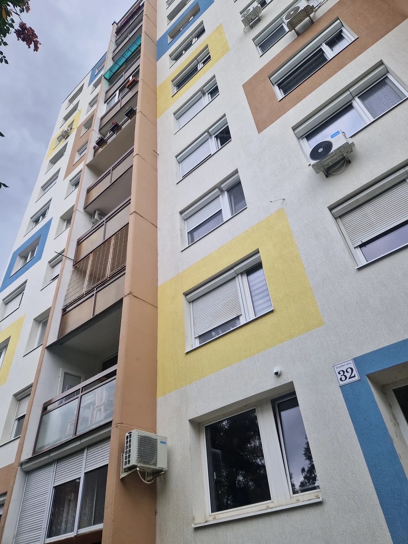 A felújított társasház homlokzata – Erzsébet utca 32–36., Budapest IV. kerület