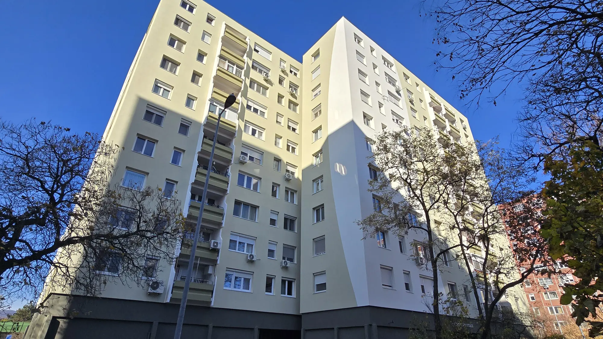 A felújított társasház homlokzata – Füst Milán utca 3., Budapest III. kerület