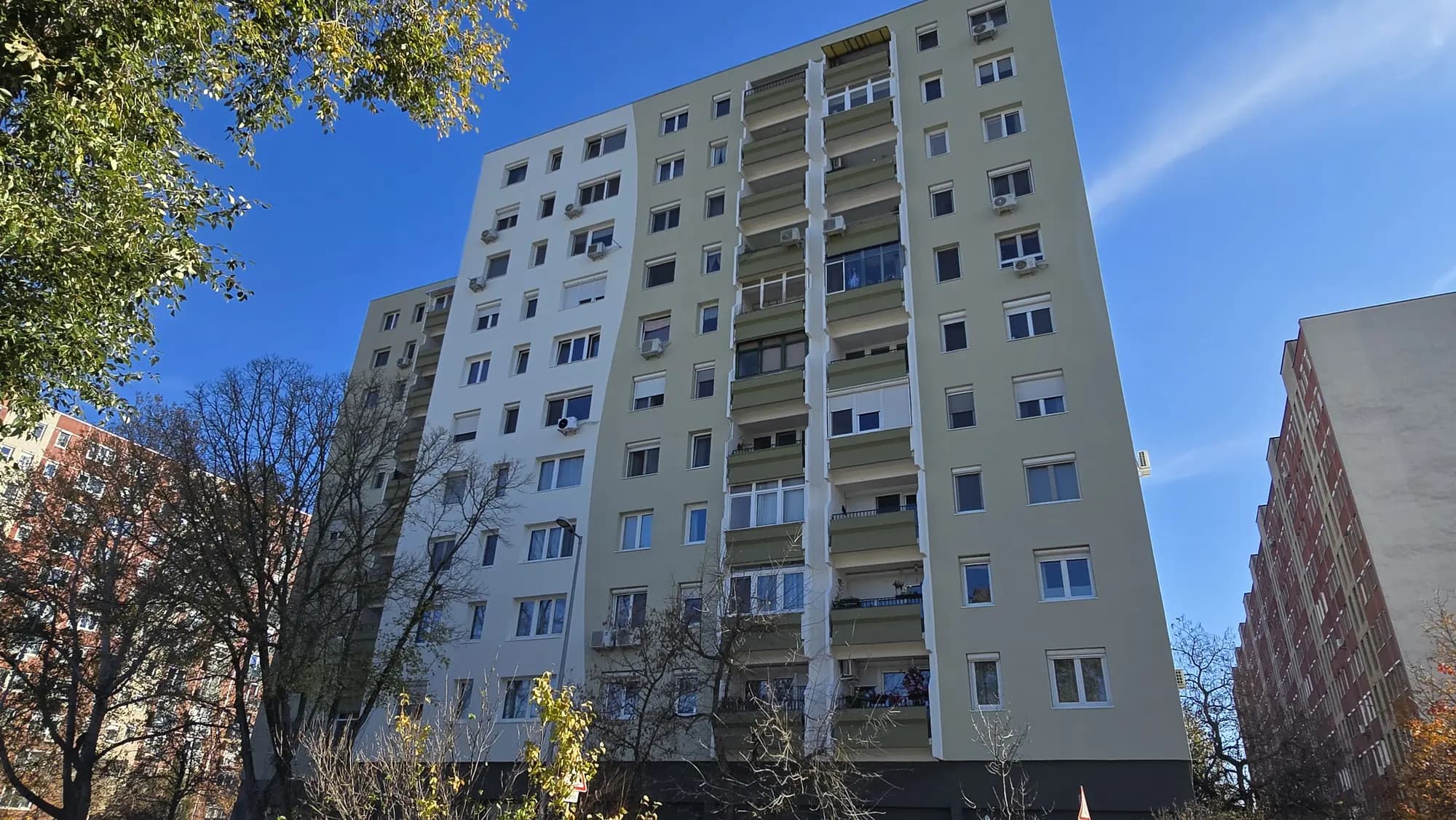 A felújított társasház homlokzata – Füst Milán utca 3., Budapest III. kerület