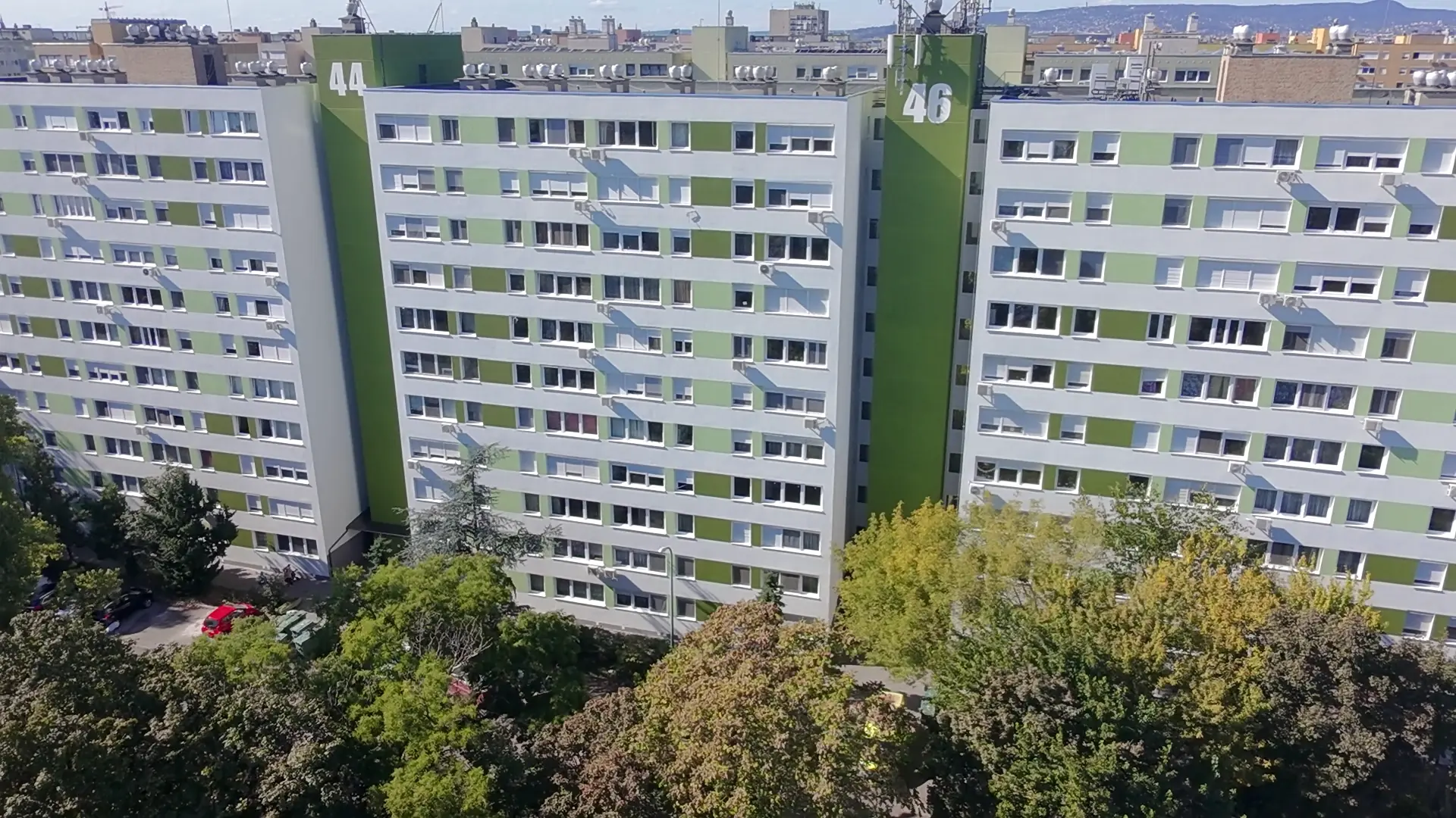 A felújított társasház homlokzata – Gvadányi utca 42–44., Budapest XIV. kerület