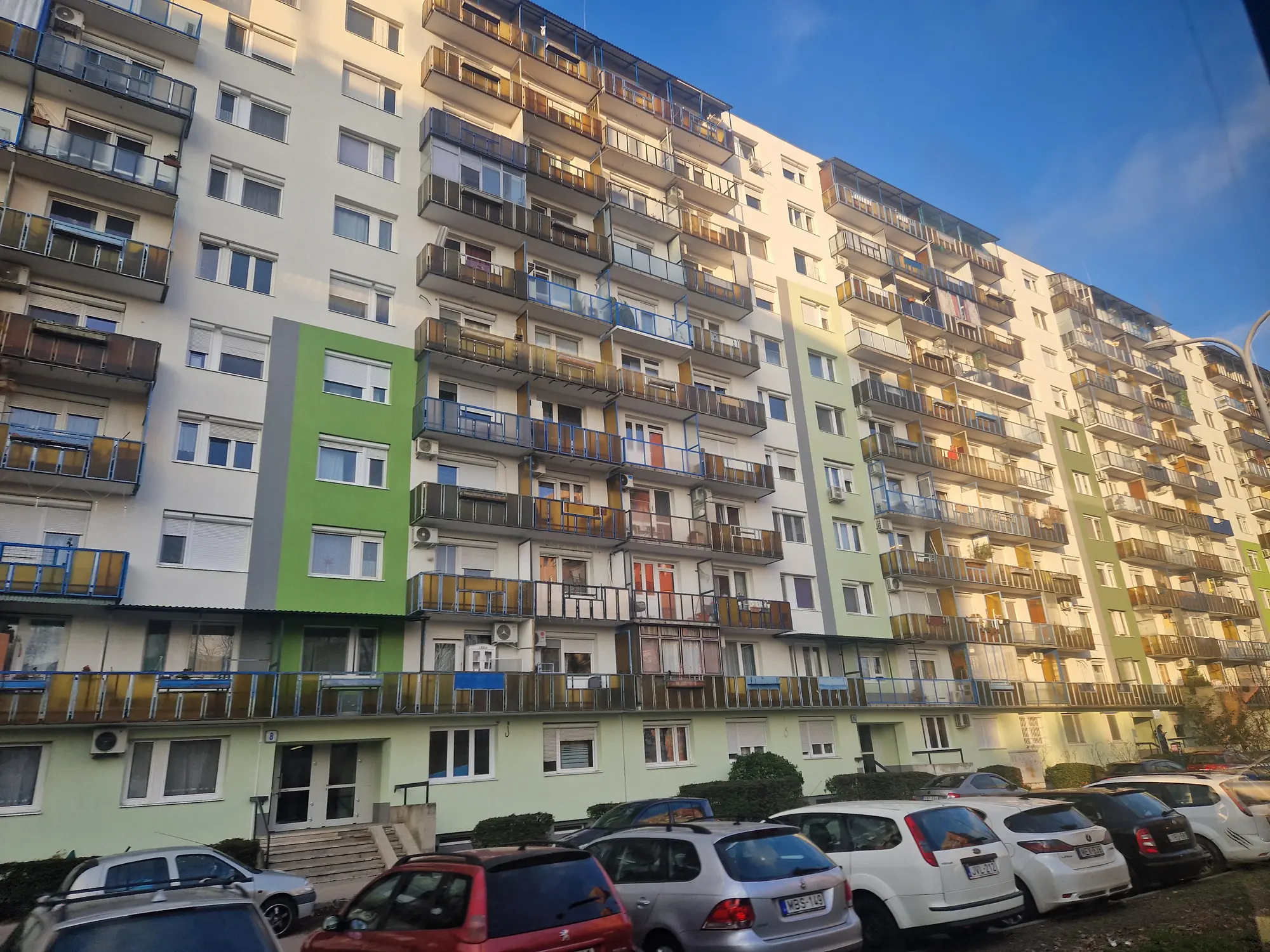 A felújított társasház homlokzata – Gyakorló utca 6–28., Budapest X. kerület