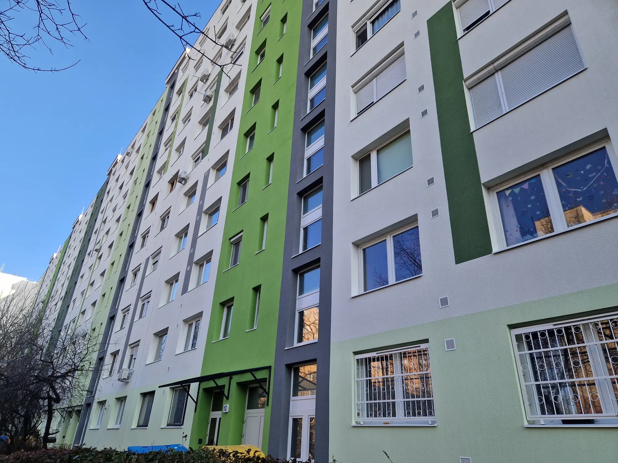 A felújított társasház homlokzata – Gyakorló utca 6–28., Budapest X. kerület