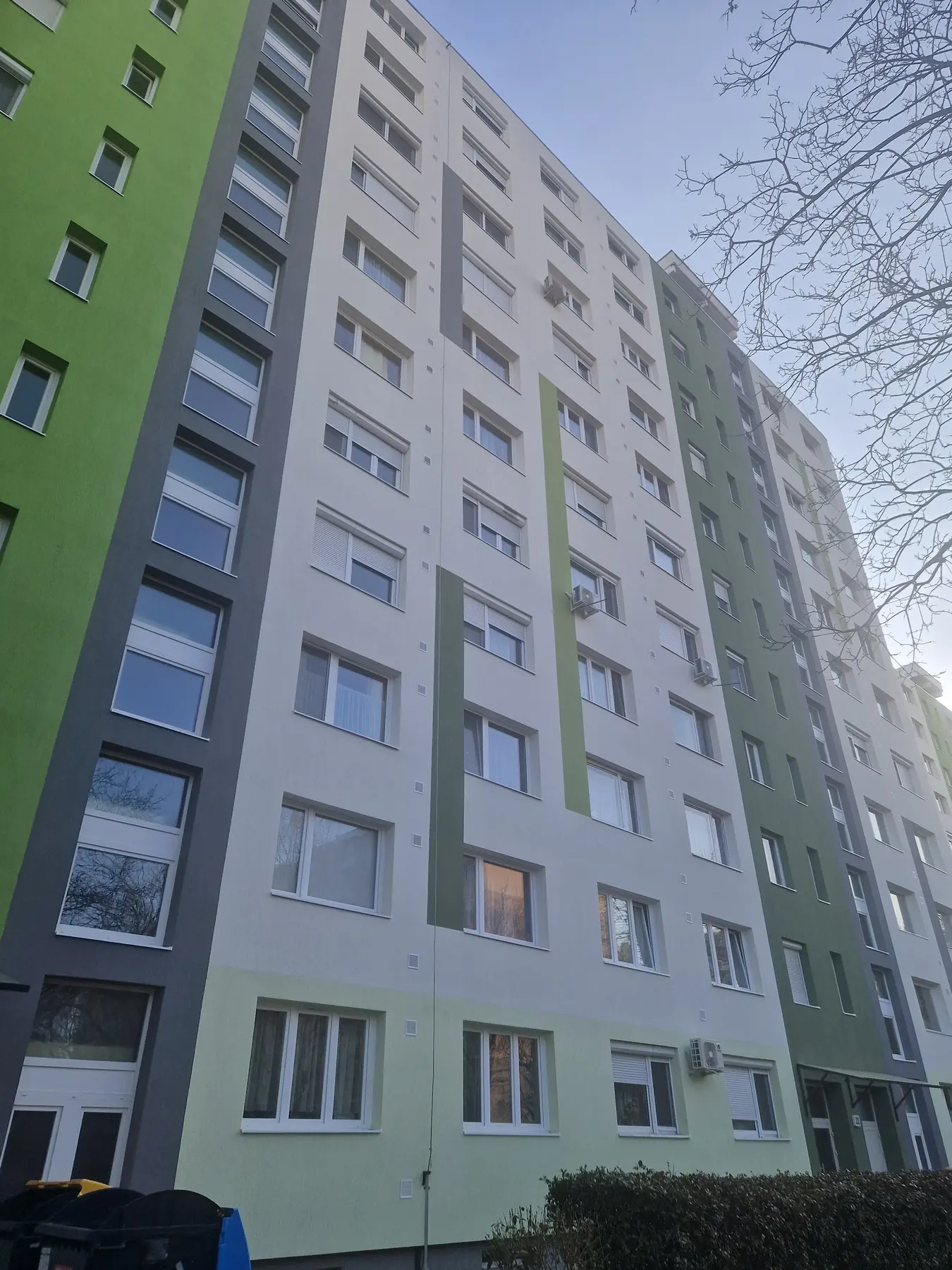 A felújított társasház homlokzata – Gyakorló utca 6–28., Budapest X. kerület