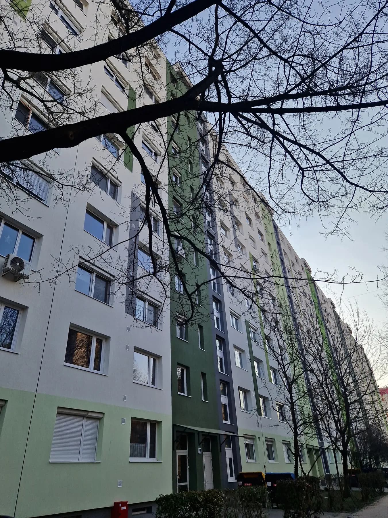 A felújított társasház homlokzata – Gyakorló utca 6–28., Budapest X. kerület
