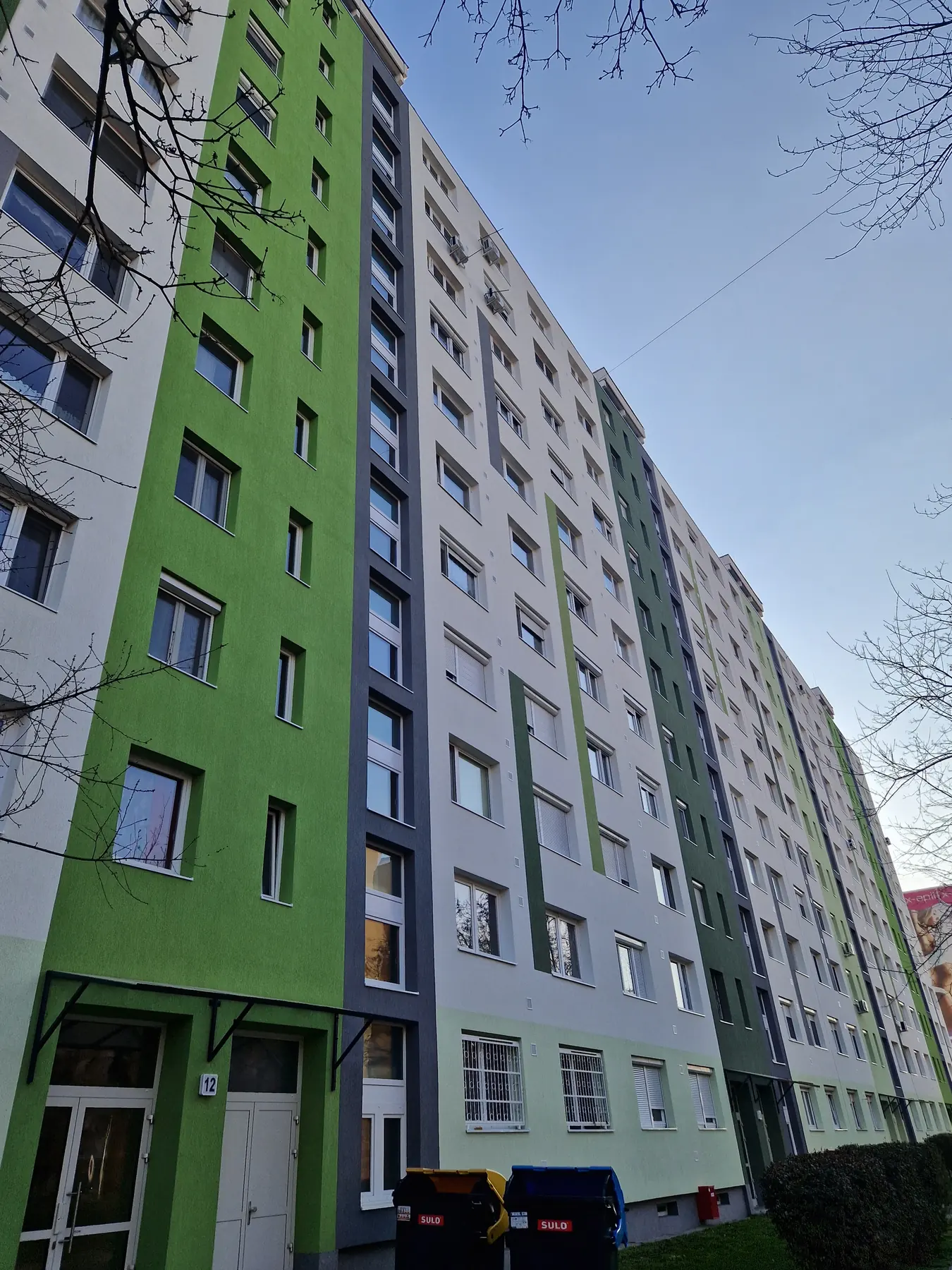 A felújított társasház homlokzata – Gyakorló utca 6–28., Budapest X. kerület