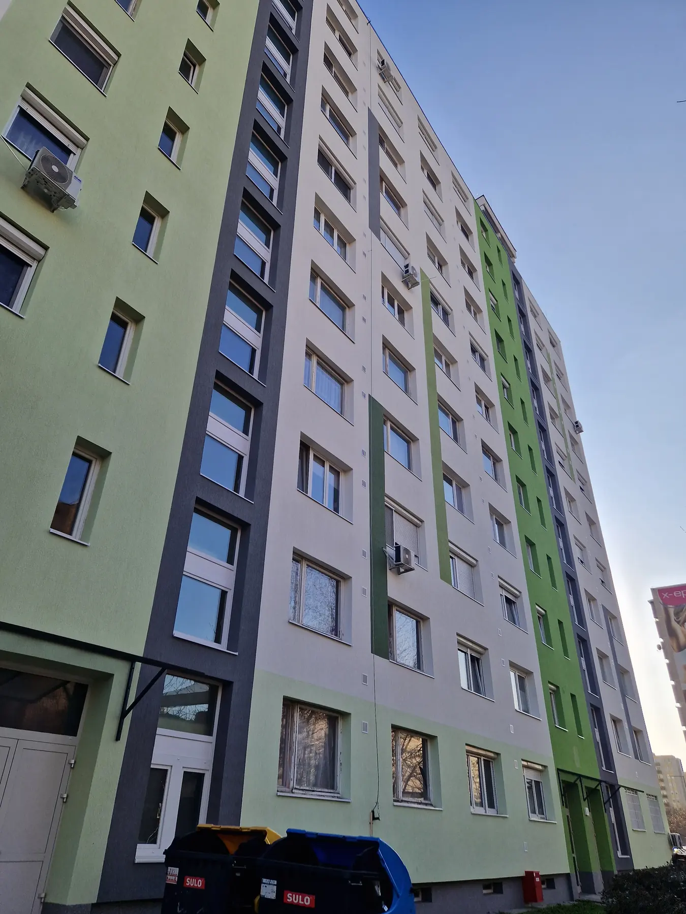 A felújított társasház homlokzata – Gyakorló utca 6–28., Budapest X. kerület