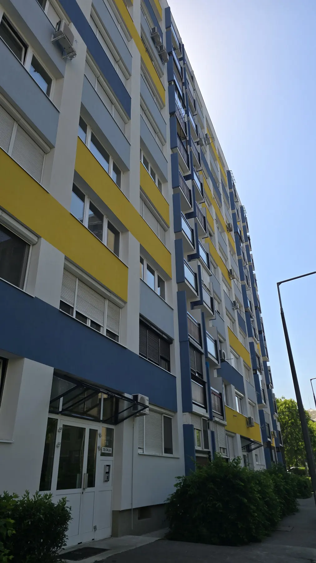 A felújított társasház homlokzata – Haller utca 72–74., Budapest IX. kerület