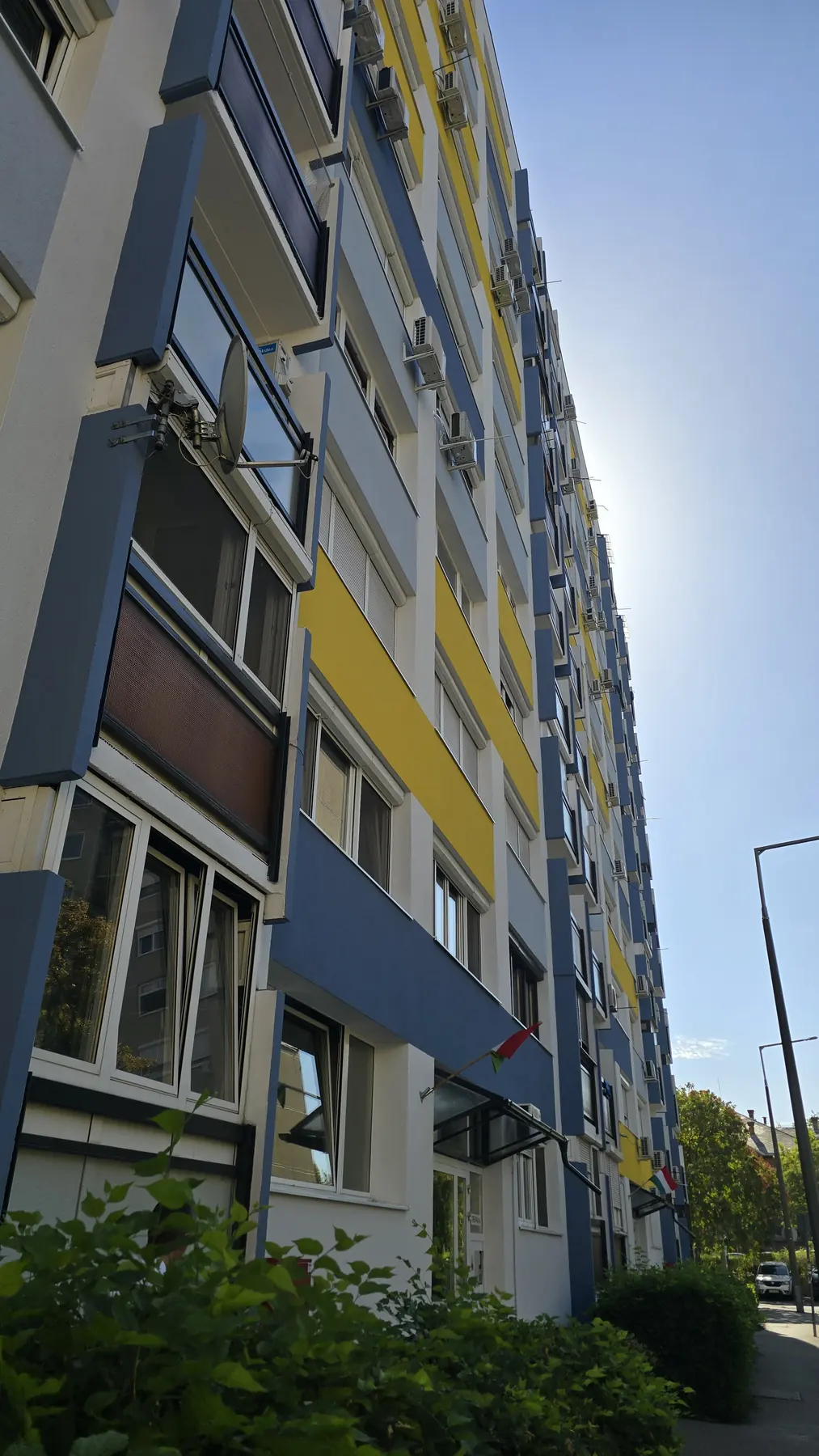 A felújított társasház homlokzata – Haller utca 72–74., Budapest IX. kerület