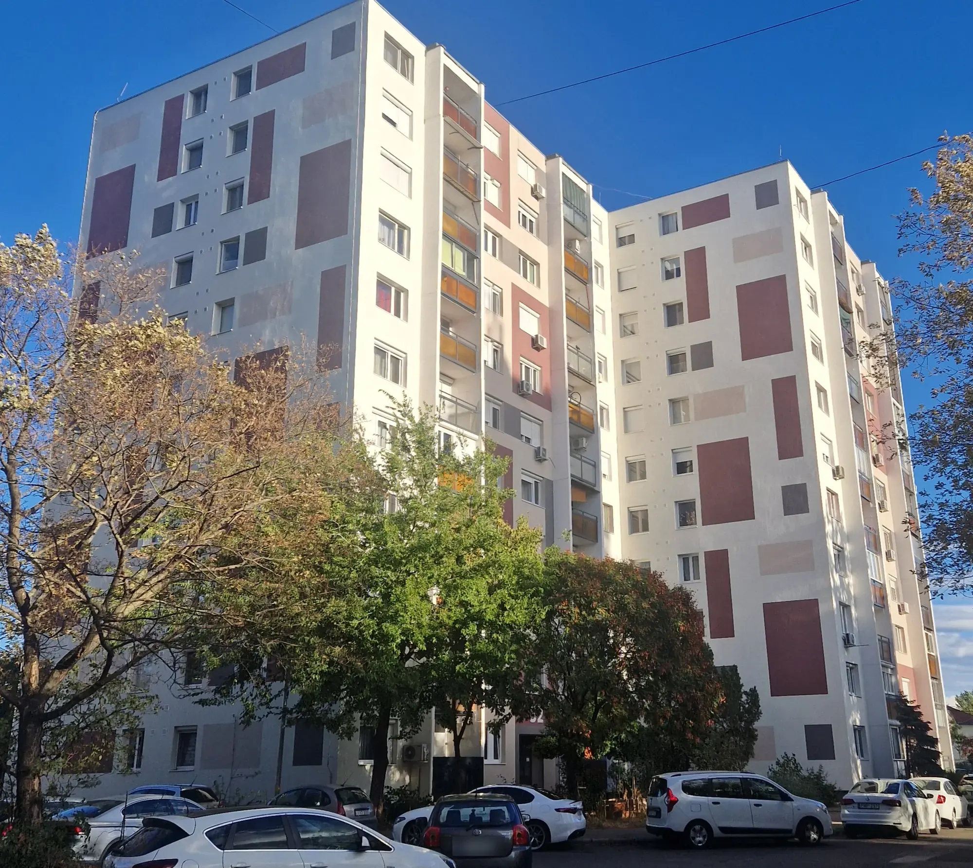 A felújított társasház homlokzata – Istvántelki út 50–52., Budapest IV. kerület