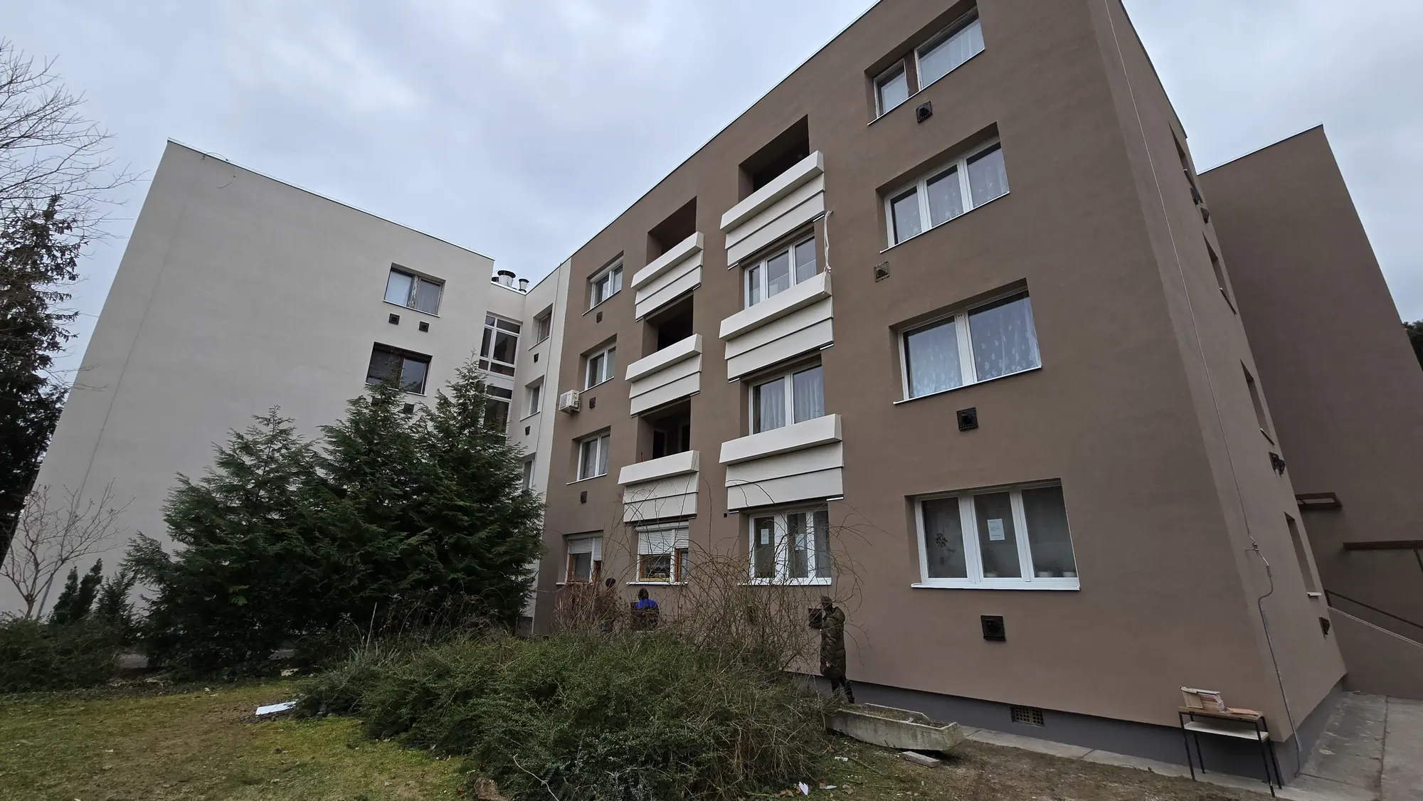 A felújított társasház homlokzata – Ják utca 44/A–B., Budapest XXII. kerület
