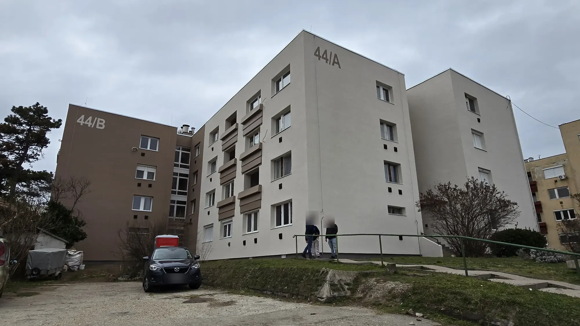 A felújított társasház homlokzata – Ják utca 44/A–B., Budapest XXII. kerület