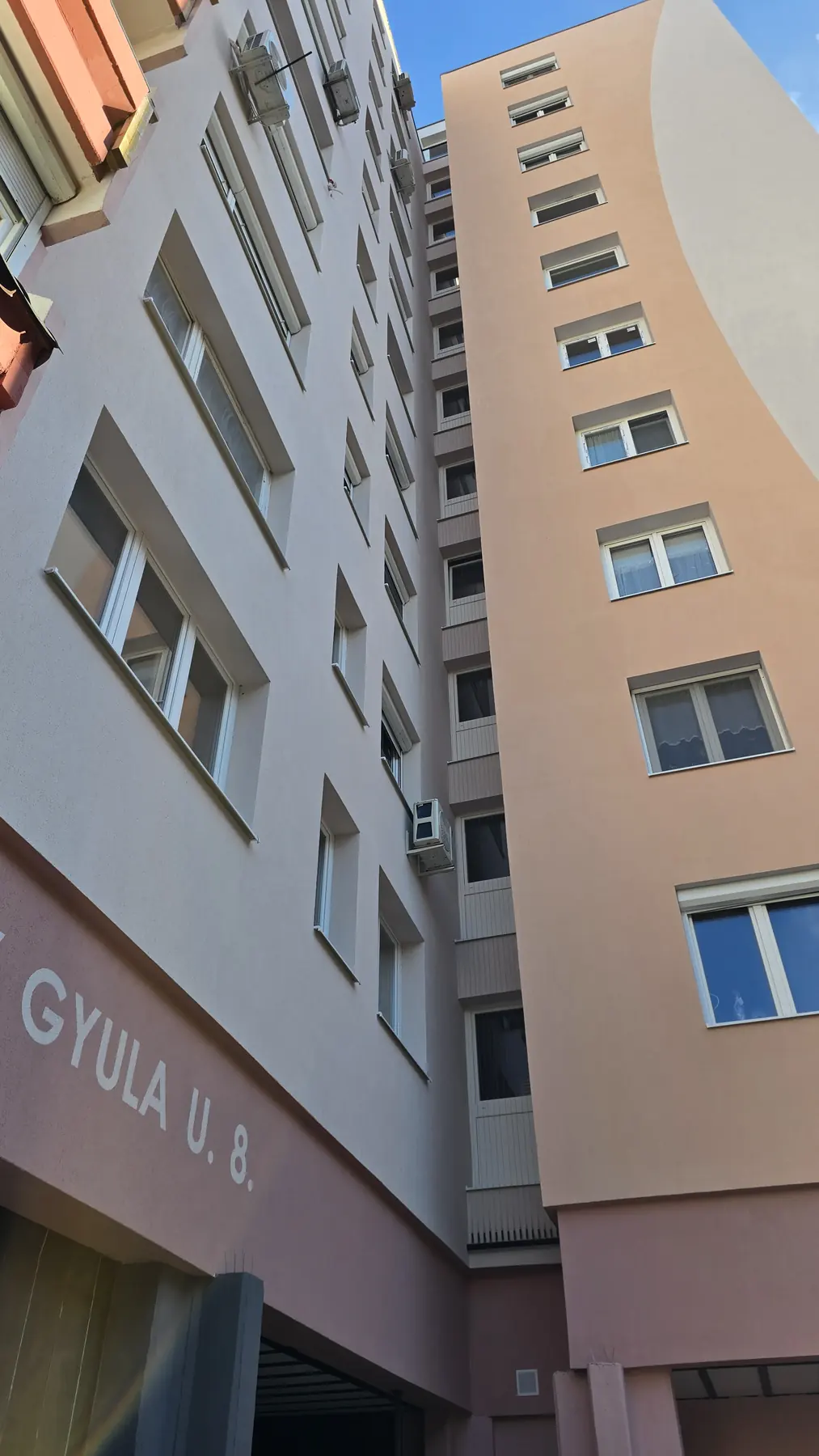 A felújított társasház homlokzata – Juhász Gyula utca 8., Budapest III. kerület