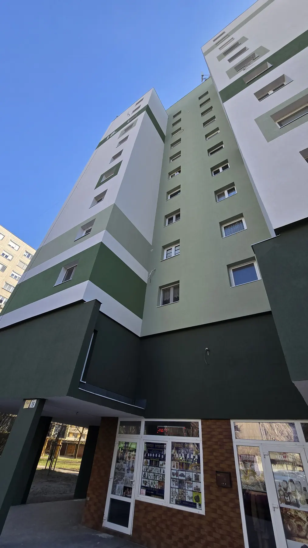 A felújított társasház homlokzata – Kiscelli utca 18., Budapest III. kerület