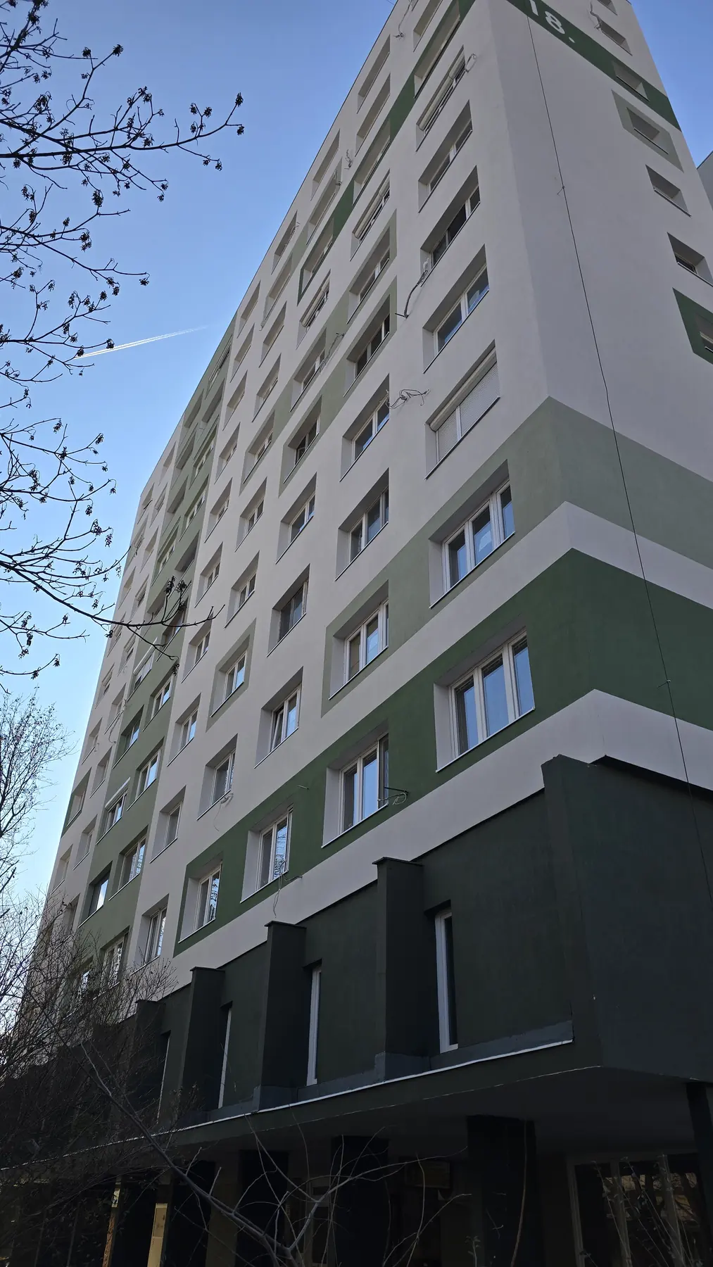 A felújított társasház homlokzata – Kiscelli utca 18., Budapest III. kerület