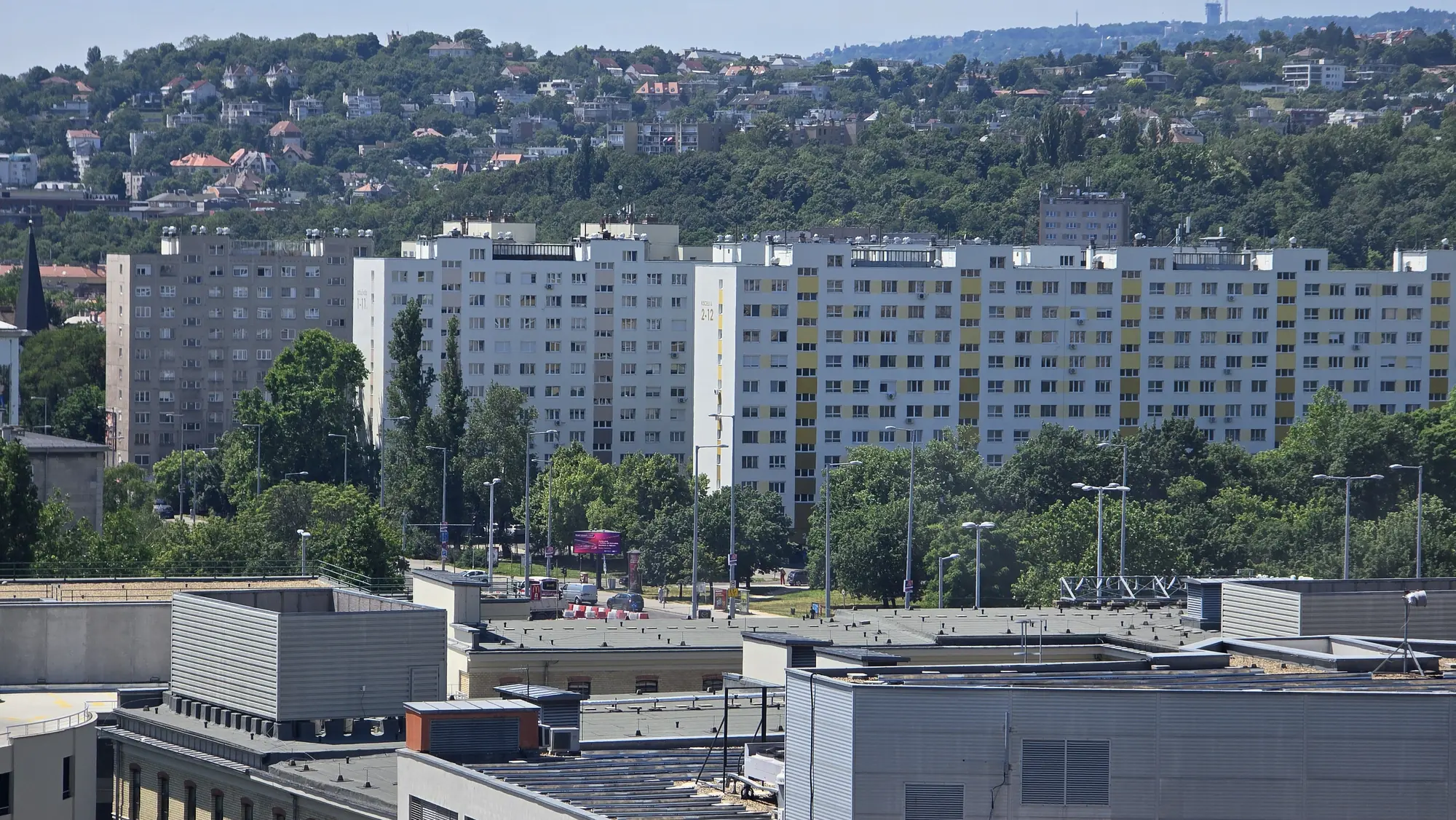 A felújított társasház homlokzata – Kiscelli utca 2–12., Budapest III. kerület