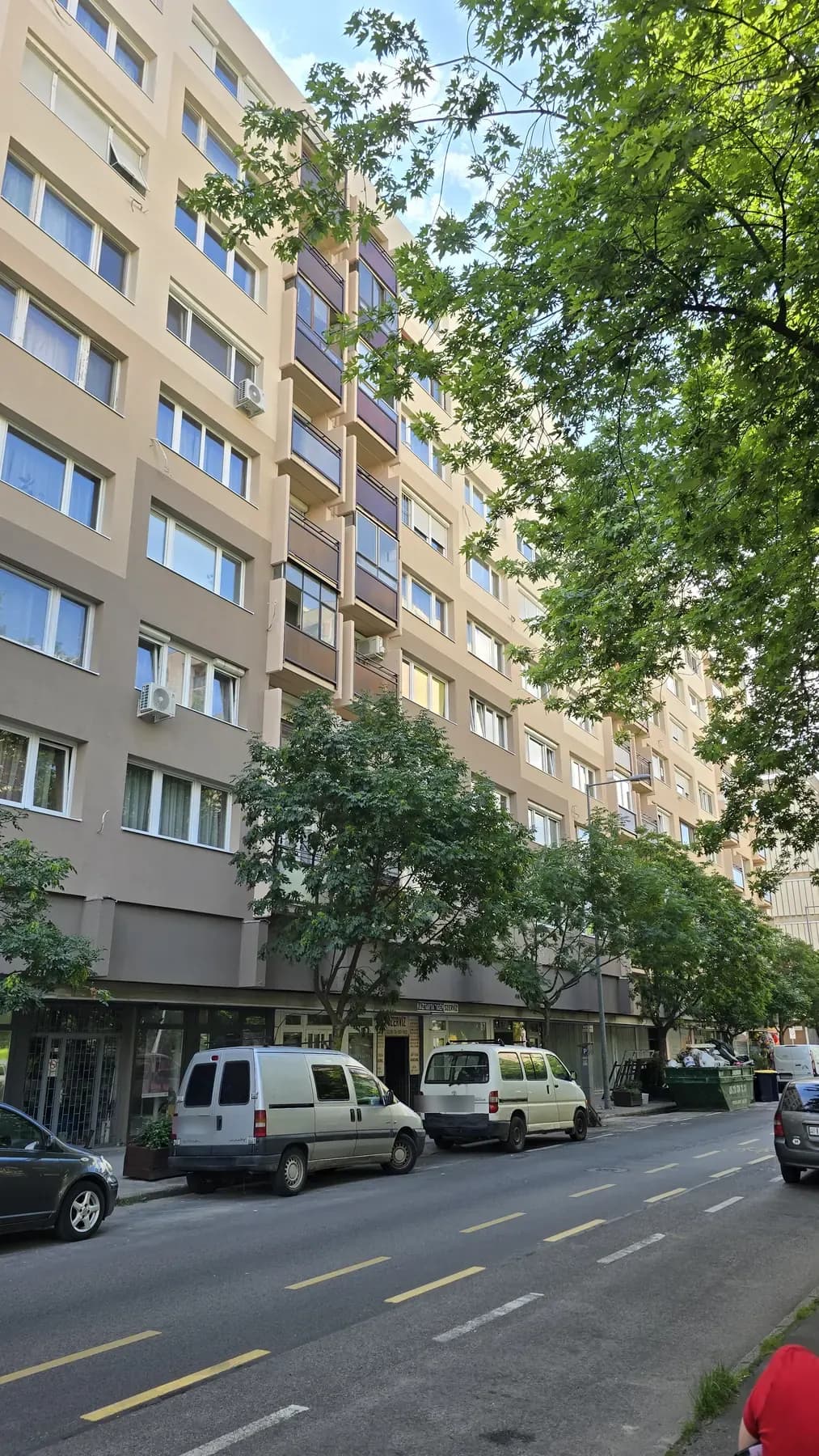 A felújított társasház homlokzata – Pannónia utca 85–89., Budapest XIII. kerület