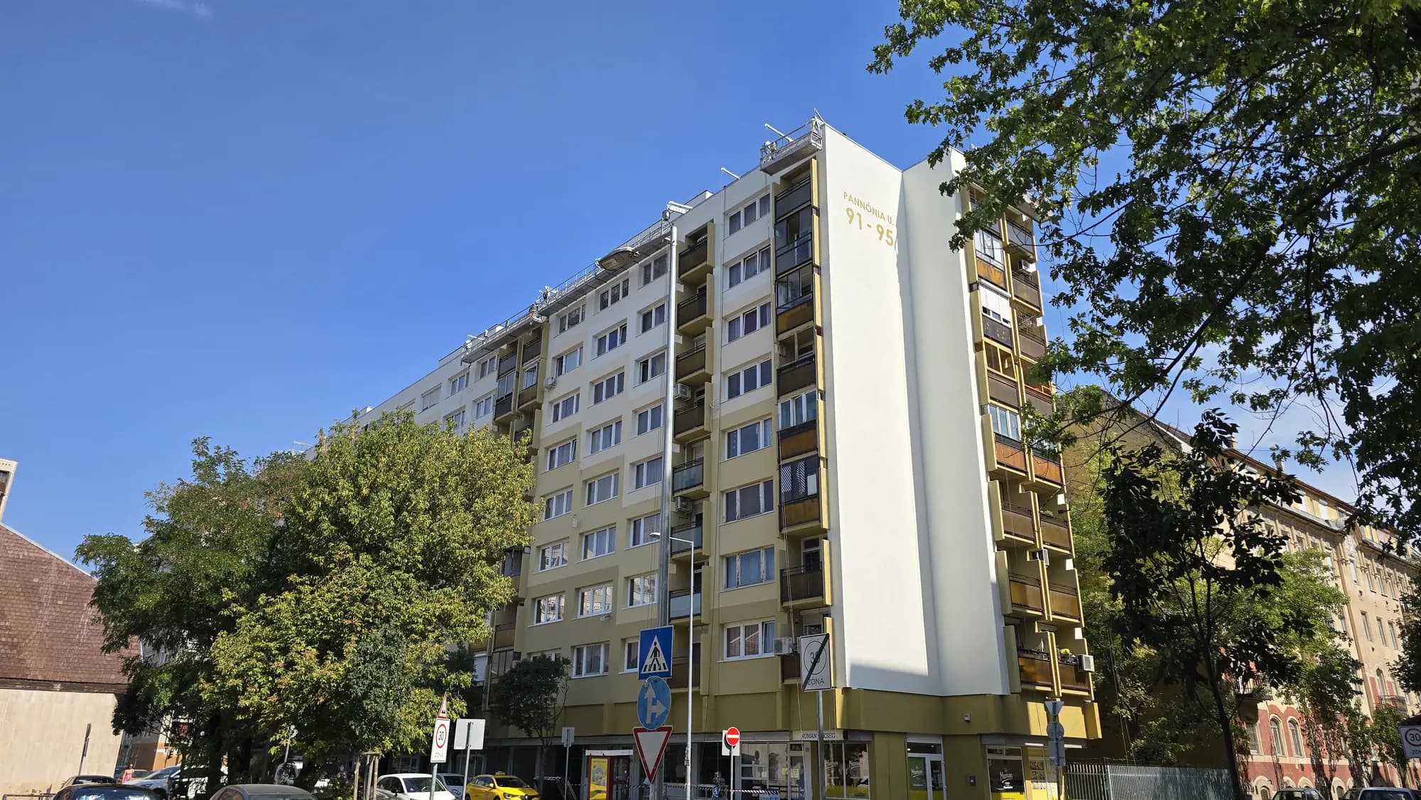 A felújított társasház homlokzata – Pannónia utca 91–95., Budapest XIII. kerület