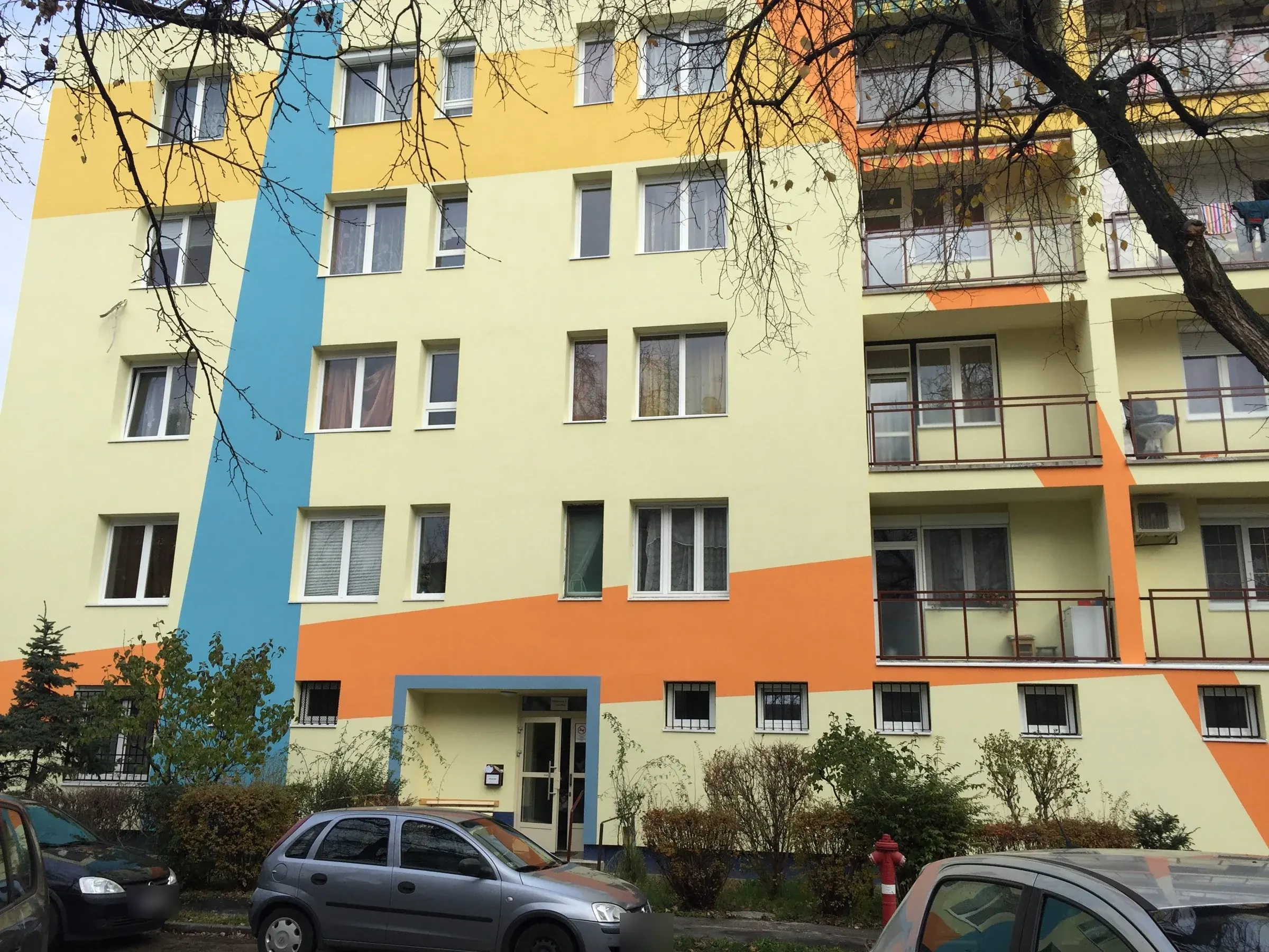 A felújított társasház homlokzata – Vörösdinka utca 7., Budapest X. kerület