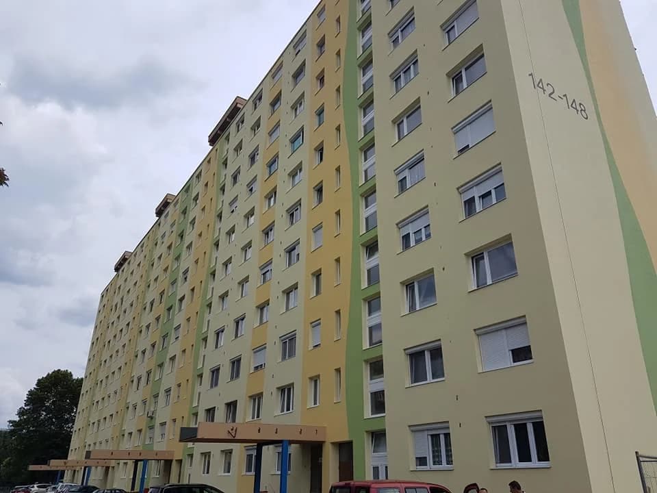 A felújított társasház homlokzata – Harmat utca 142–148., Budapest X. kerület