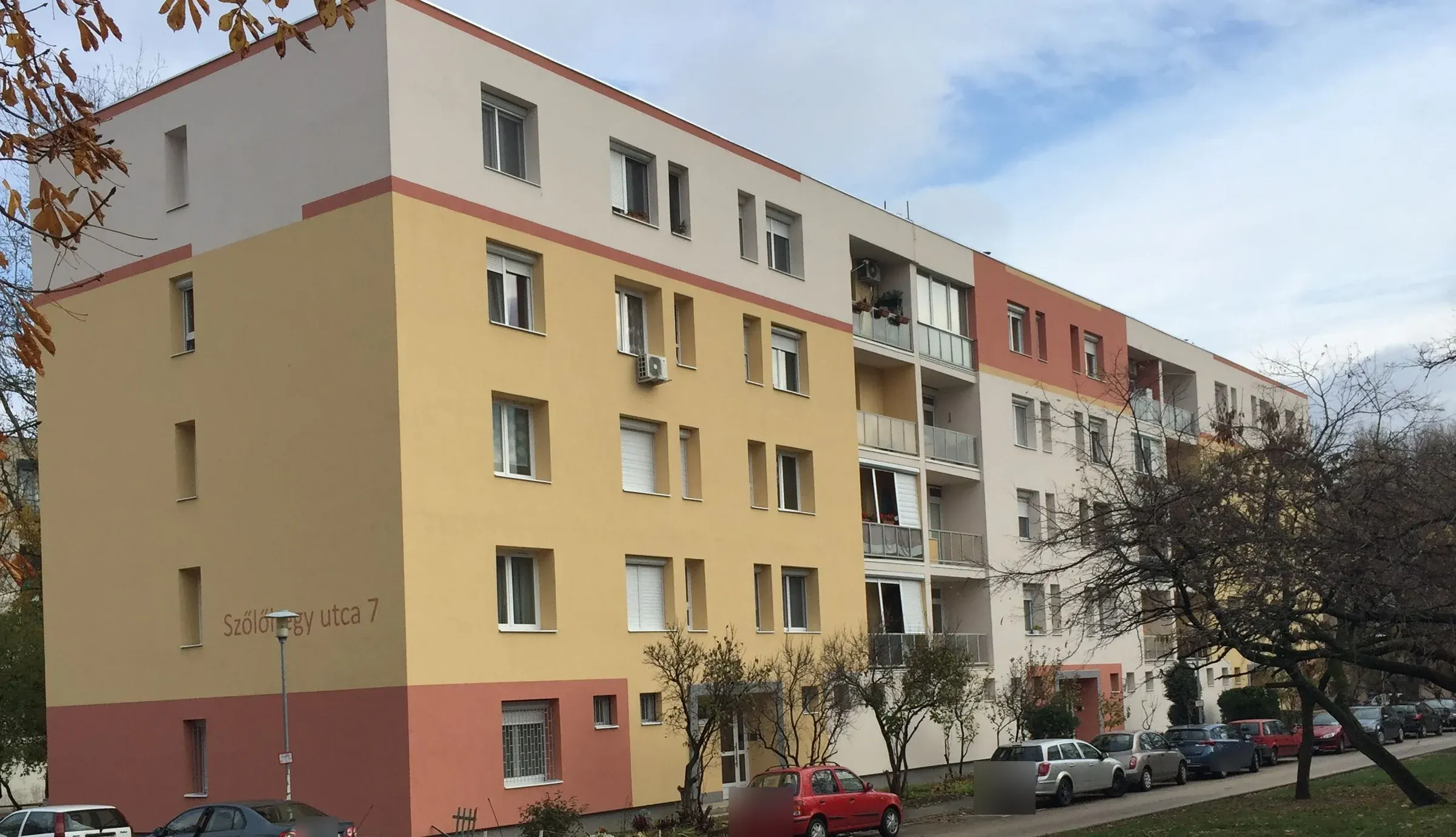 A felújított társasház homlokzata – Szőlőhegy utca 7., Budapest X. kerület