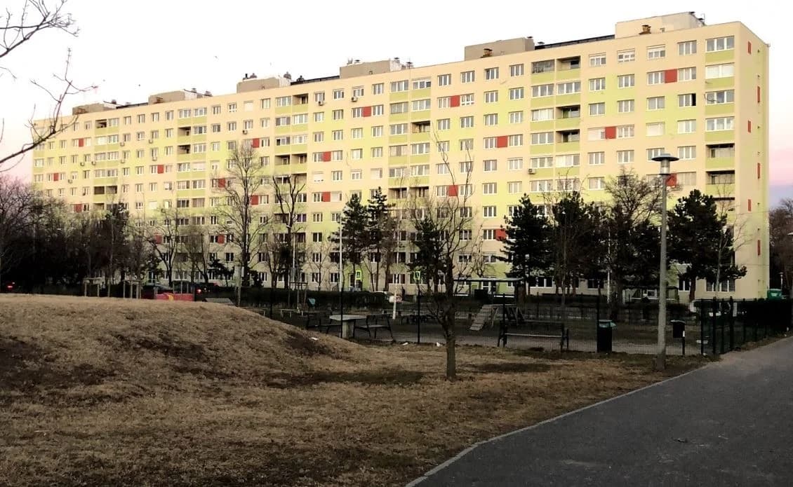 A felújított társasház homlokzata – Tétényi út 20–30., Budapest XI. kerület