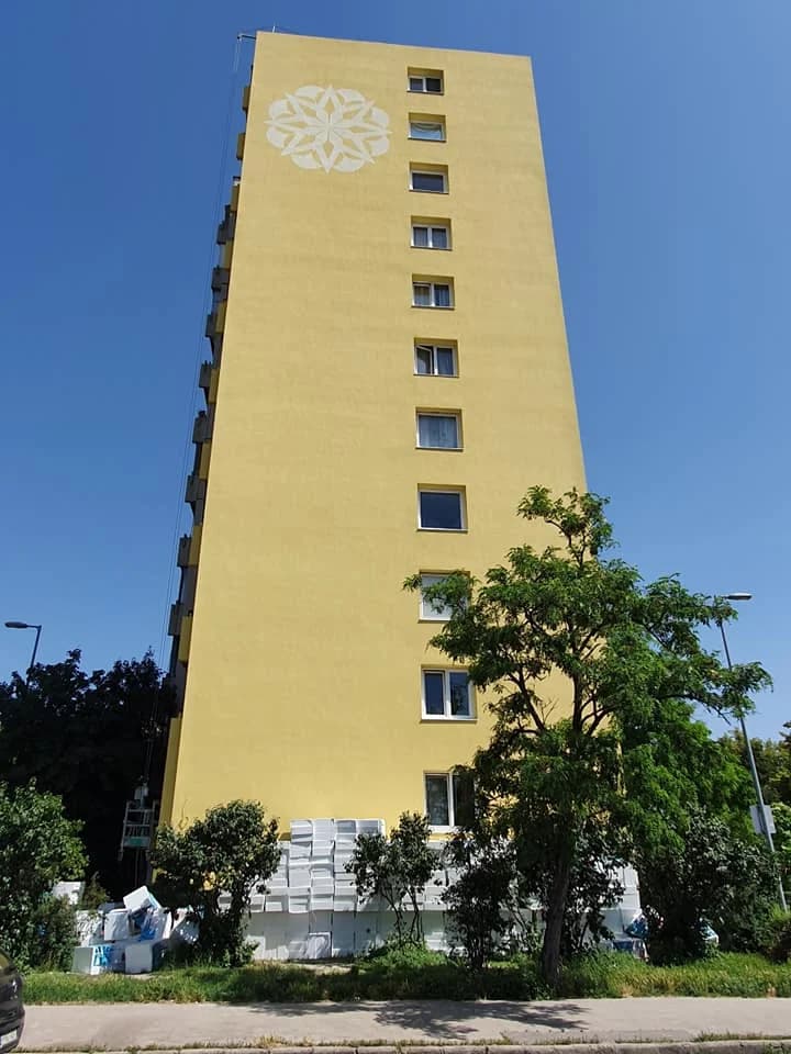A felújított társasház homlokzata – Sáfrány utca 52–54., Budapest XI. kerület
