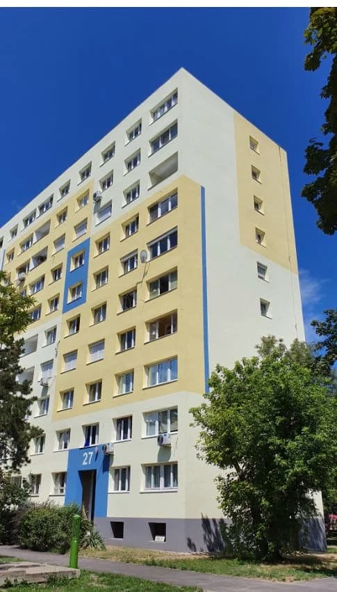 A felújított társasház homlokzata – Etele út 27–37., Budapest XI. kerület