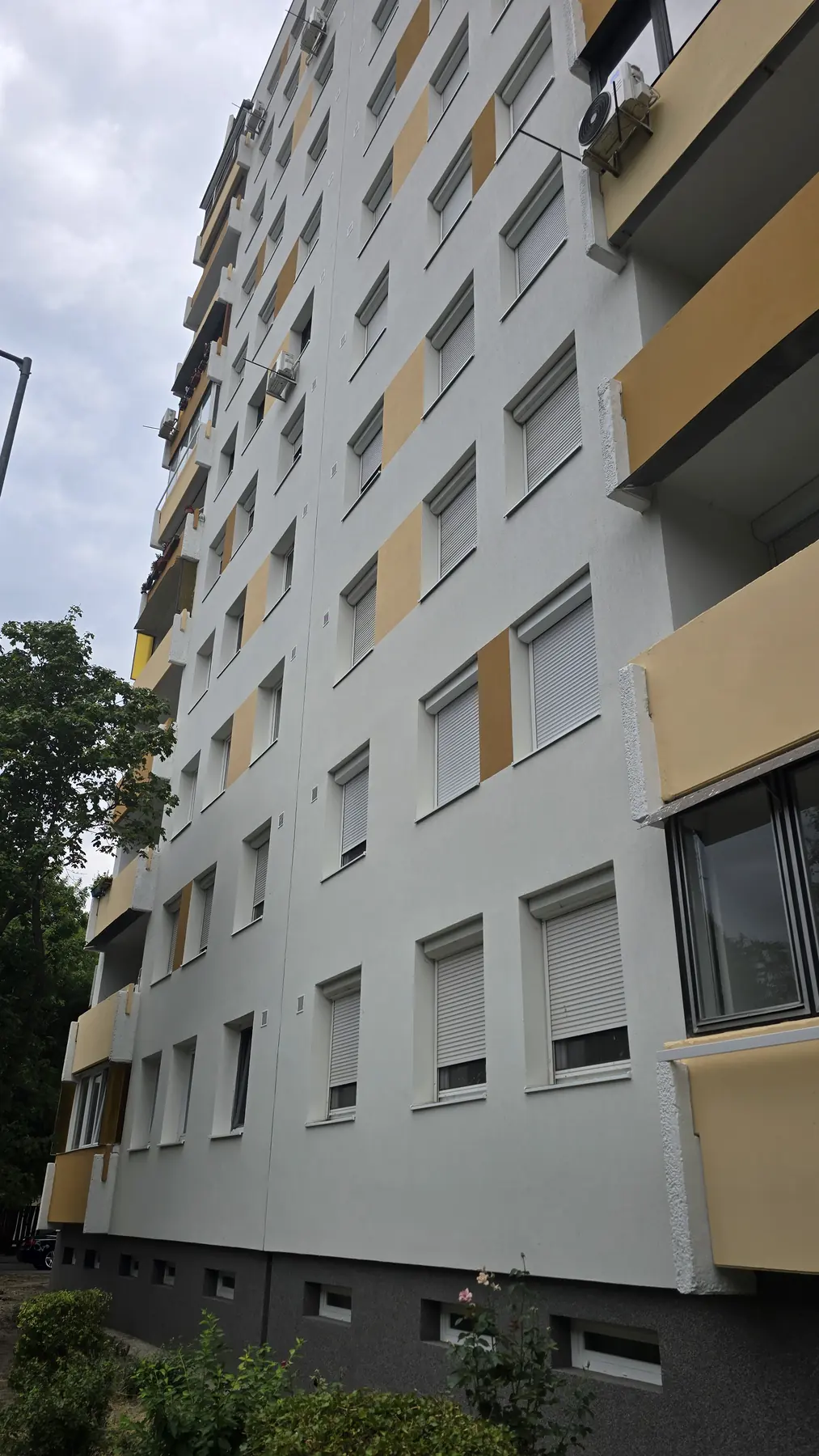 A felújított társasház homlokzata – Sáfrány utca 40–42., Budapest XI. kerület