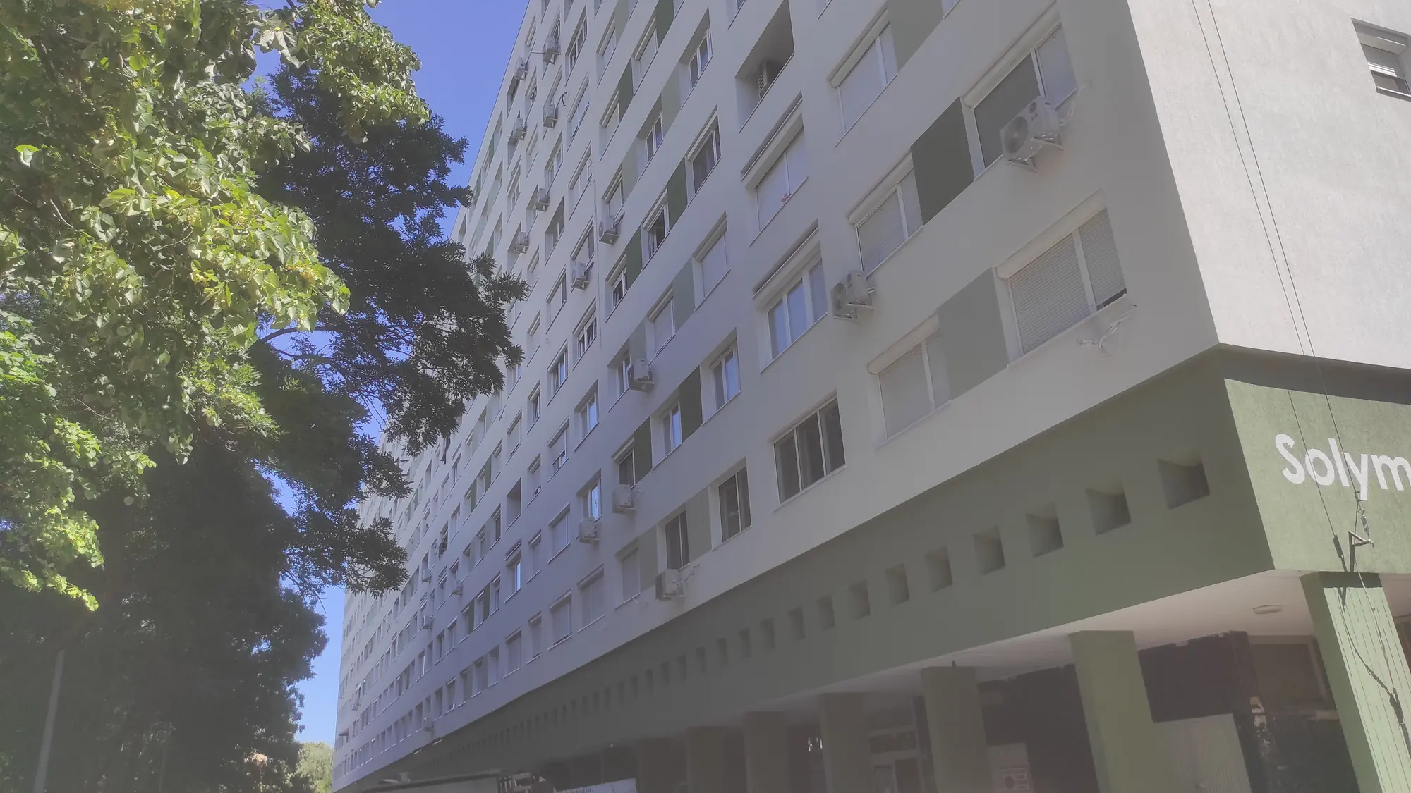 A felújított társasház homlokzata – Solymár utca 2–10., Budapest III. kerület